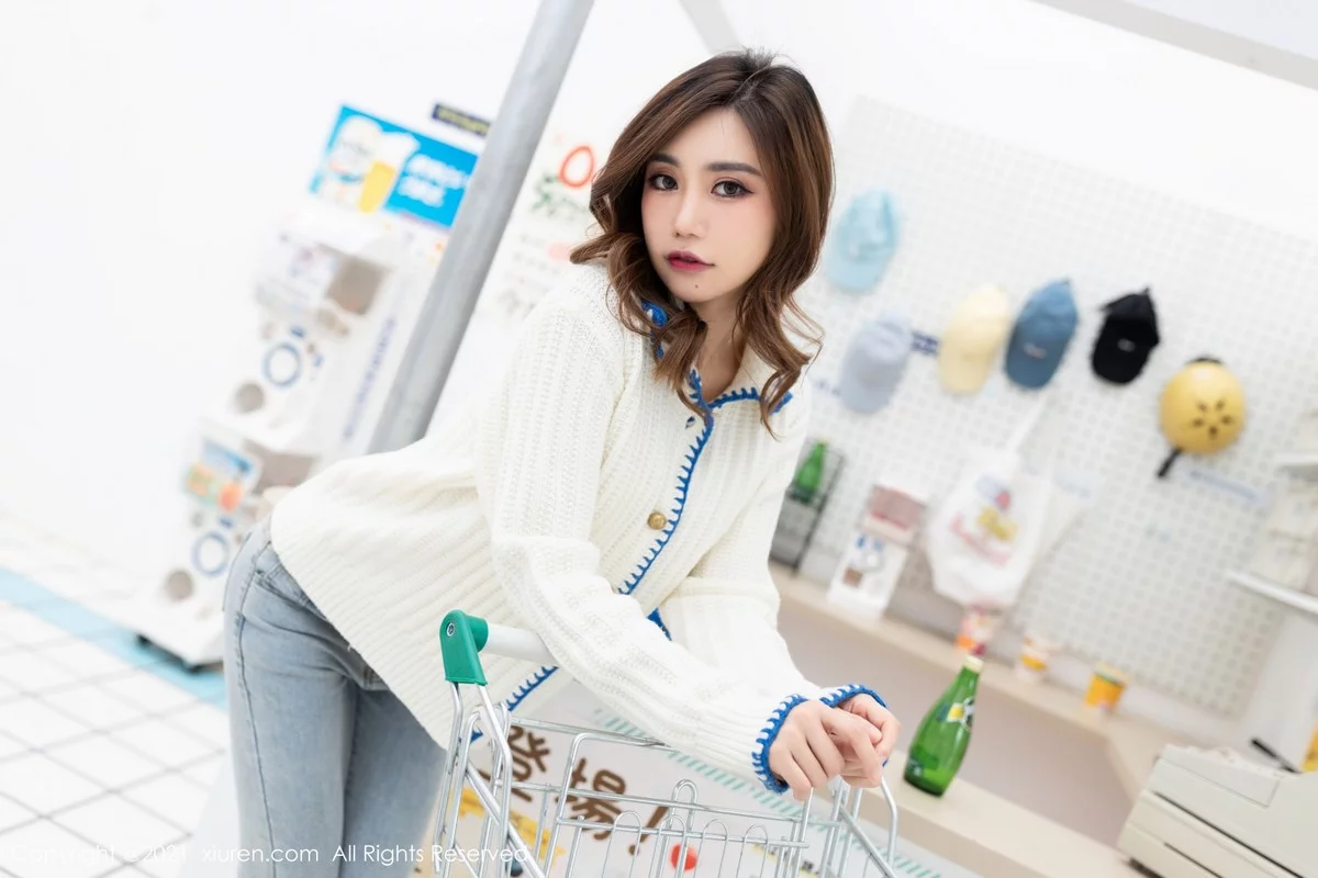 [[XiuRen秀人网]秀人网]No.4257_女神绮里嘉ula超市场景主题脱牛仔裤露薄透服饰撩人诱惑写真56P