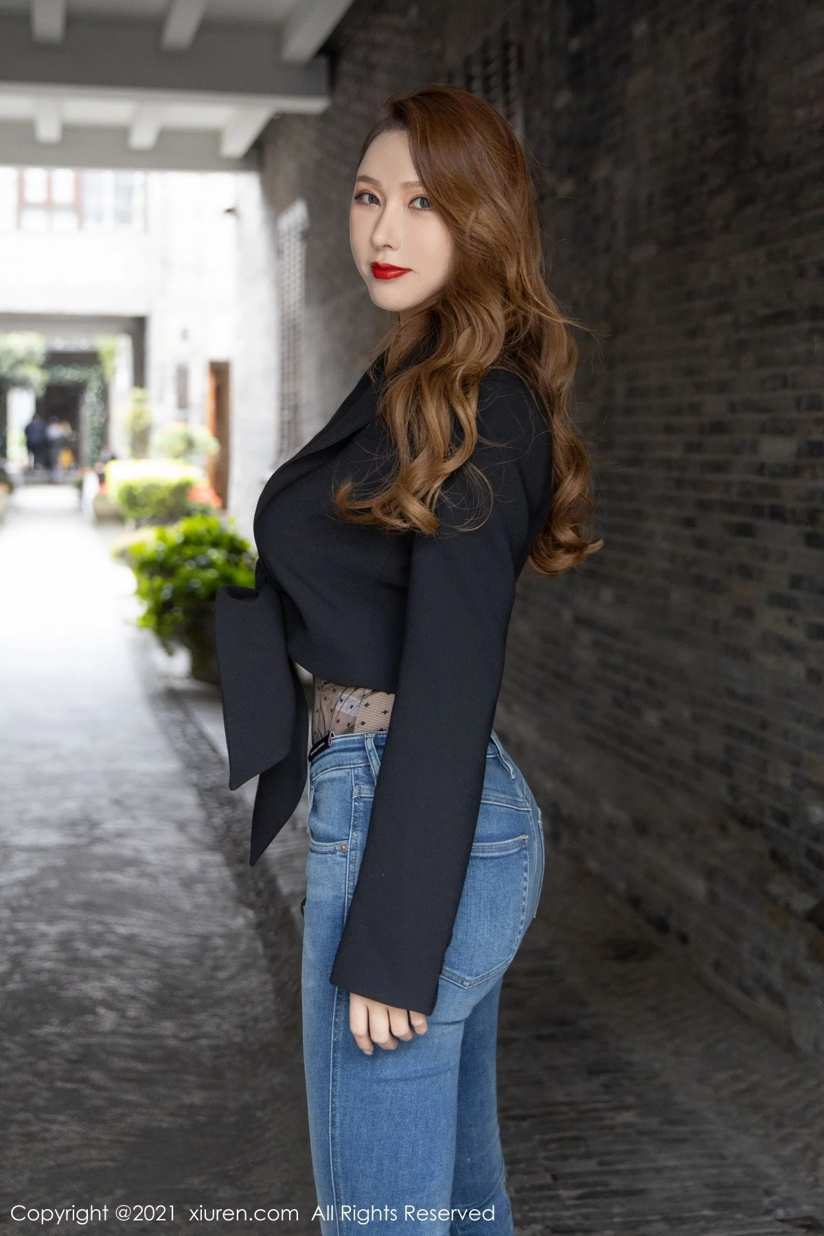 [[XiuRen秀人网]秀人网]No.4262_女神Egg_尤妮丝杭州旅拍脱牛仔裤露连体内衣开档肉丝诱惑写真50P