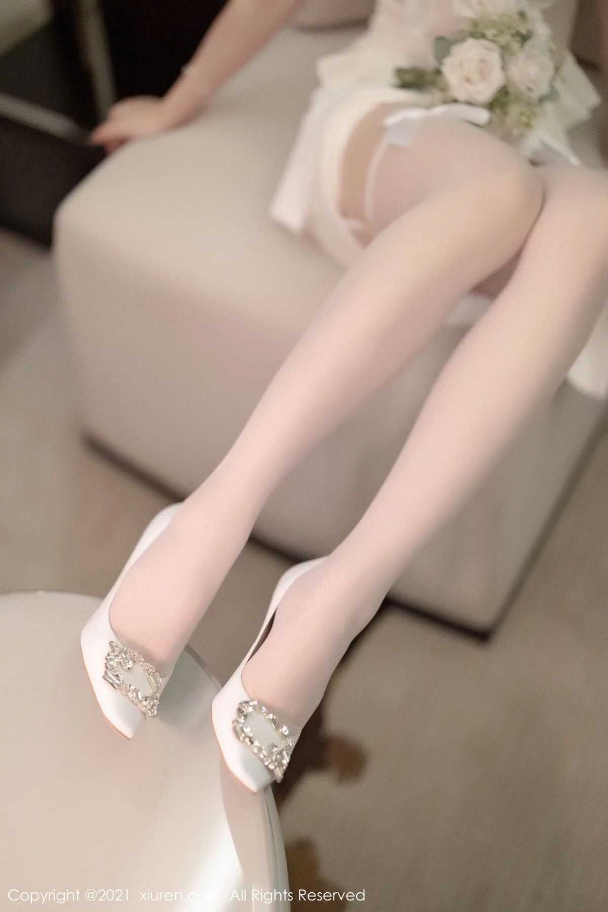 [[XiuRen秀人网]秀人网]No.4269_女神芝芝Booty私房薄透新娘服饰配白丝吊袜秀惹火身材诱惑写真100P