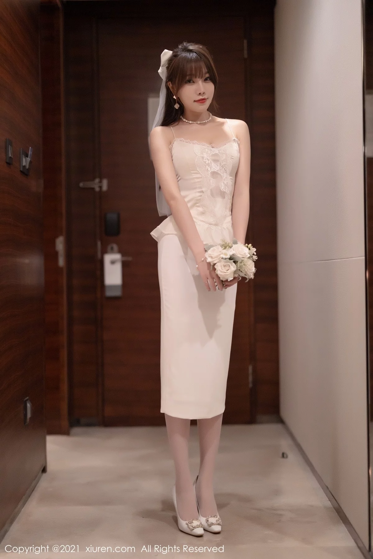 [[XiuRen秀人网]秀人网]No.4269_女神芝芝Booty私房薄透新娘服饰配白丝吊袜秀惹火身材诱惑写真100P