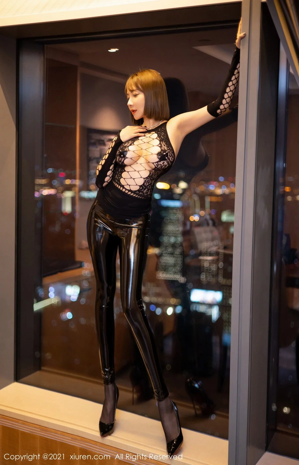 [[XiuRen秀人网]秀人网]No.4267_御姐果儿Victoria青海旅拍私房黑色缕空服饰配黑色皮裤诱惑写真60P