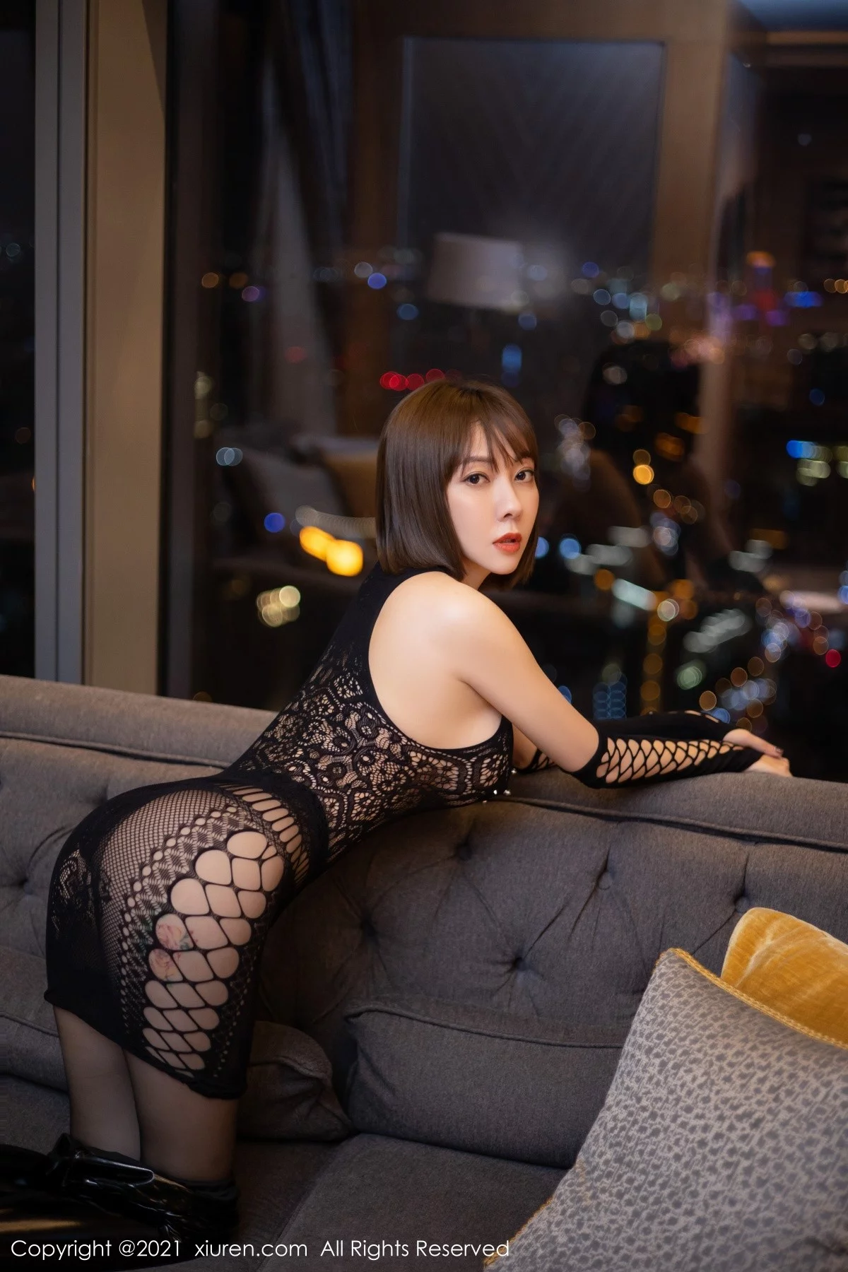 [[XiuRen秀人网]秀人网]No.4267_御姐果儿Victoria青海旅拍私房黑色缕空服饰配黑色皮裤诱惑写真60P