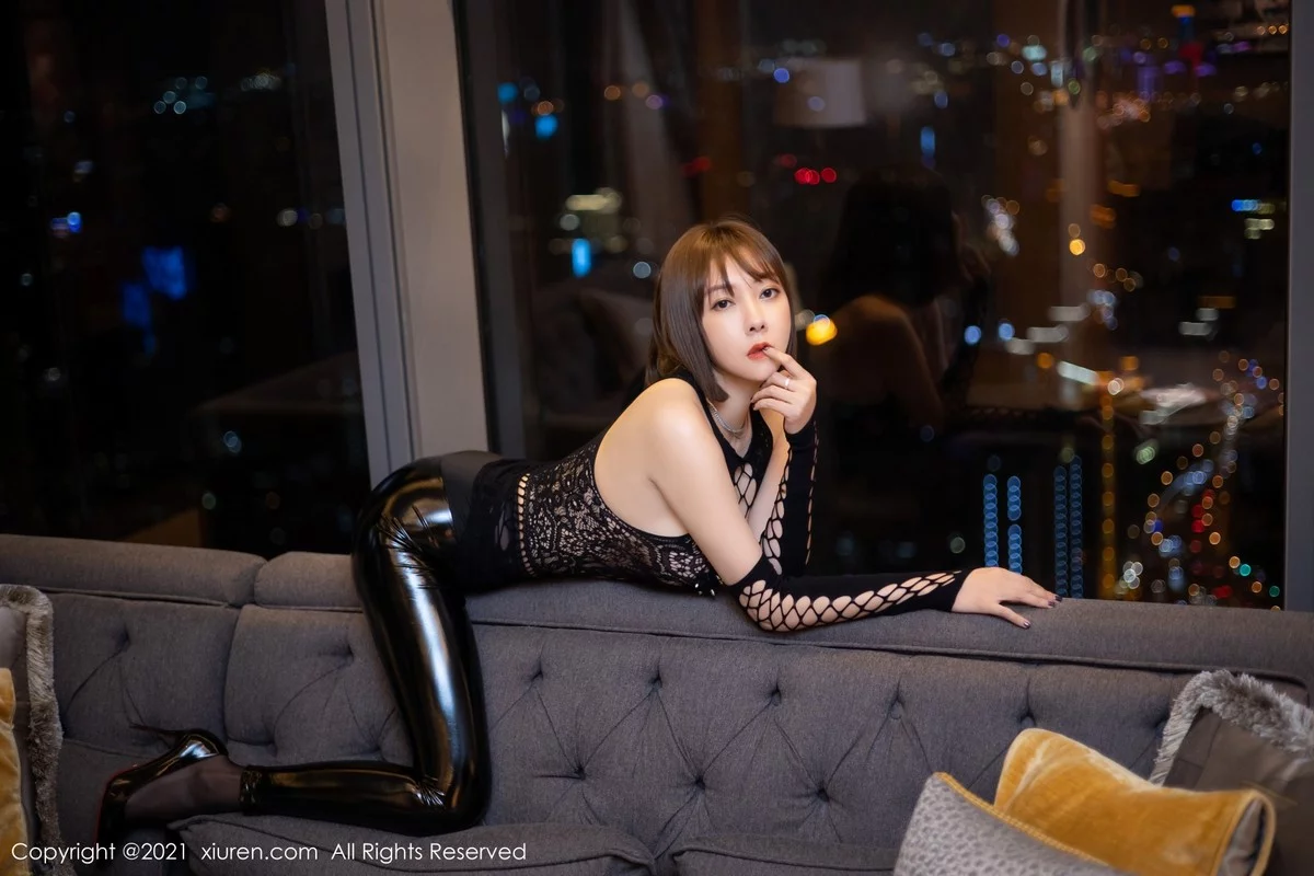 [[XiuRen秀人网]秀人网]No.4267_御姐果儿Victoria青海旅拍私房黑色缕空服饰配黑色皮裤诱惑写真60P