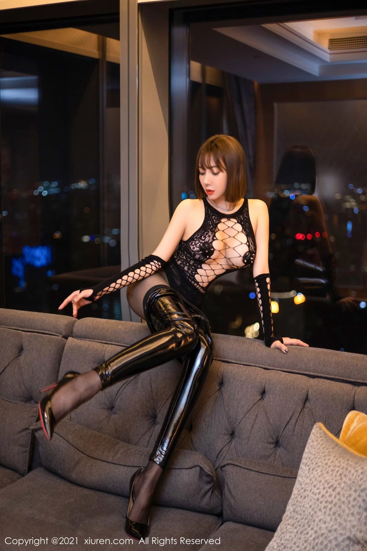 [[XiuRen秀人网]秀人网]No.4267_御姐果儿Victoria青海旅拍私房黑色缕空服饰配黑色皮裤诱惑写真60P