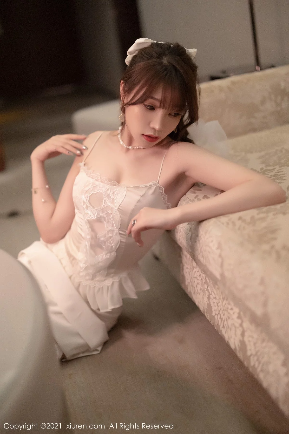 [[XiuRen秀人网]秀人网]No.4269_女神芝芝Booty私房薄透新娘服饰配白丝吊袜秀惹火身材诱惑写真100P