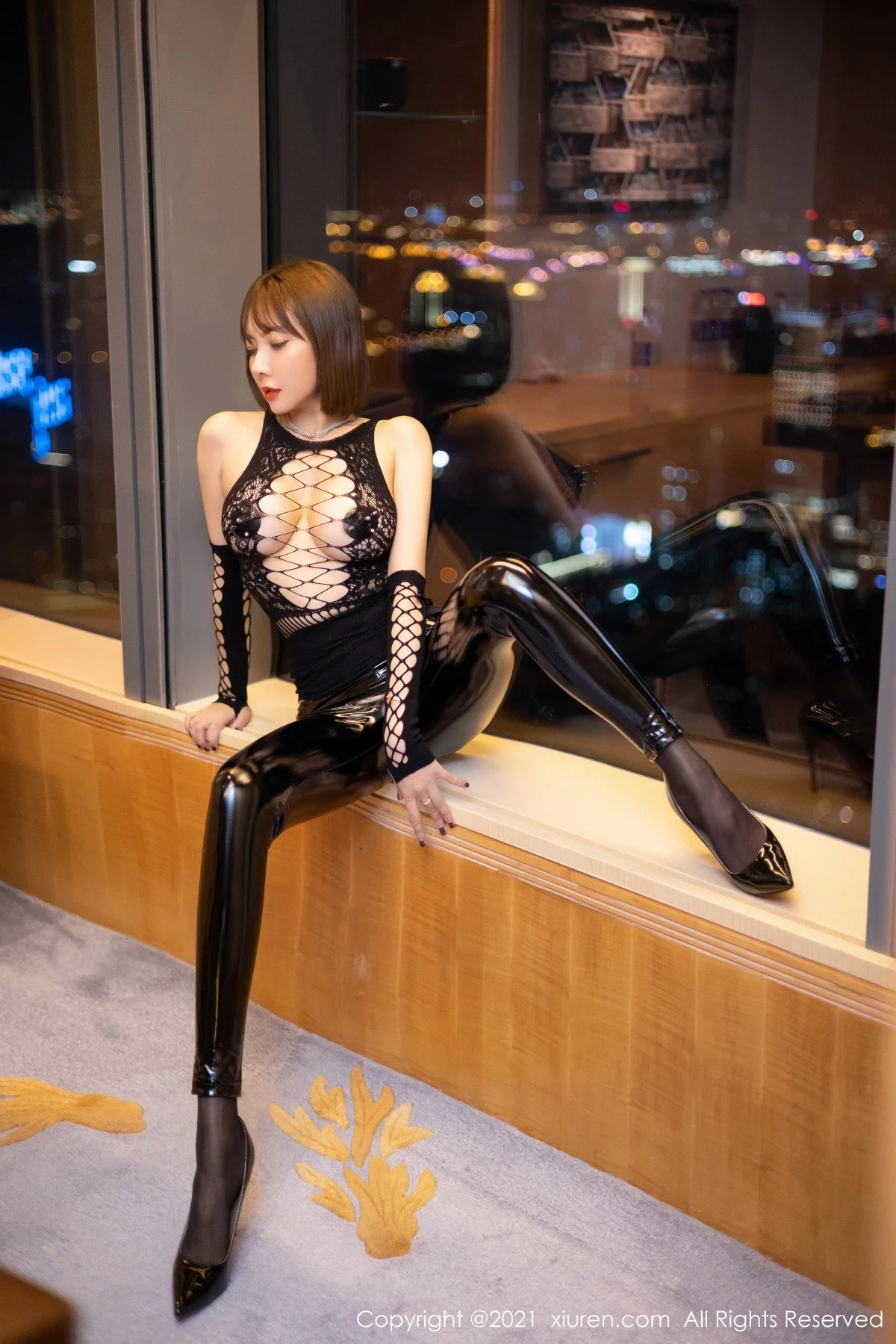 [[XiuRen秀人网]秀人网]No.4267_御姐果儿Victoria青海旅拍私房黑色缕空服饰配黑色皮裤诱惑写真60P