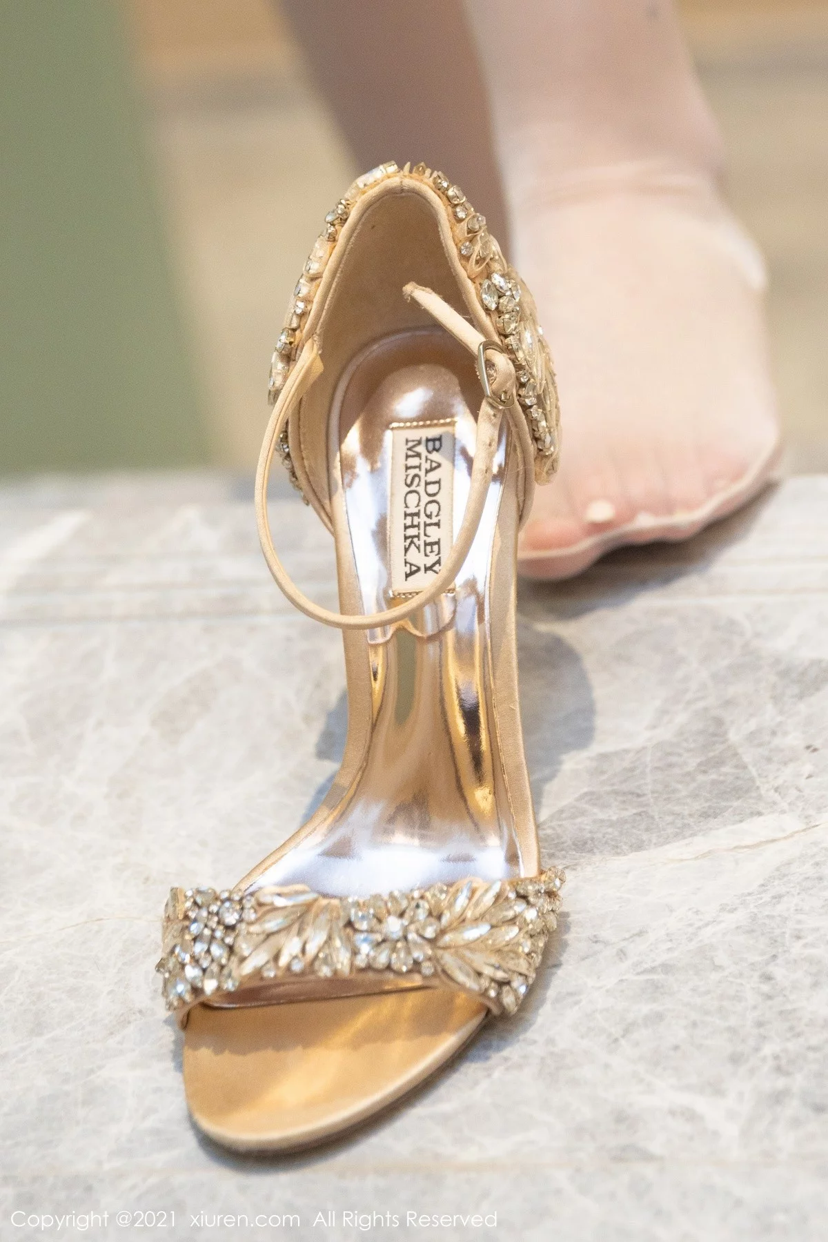 [[XiuRen秀人网]秀人网]No.4272_女神朱可儿Flora成都旅拍粉色服饰配肉丝裤袜秀丰满身材诱惑写真57P