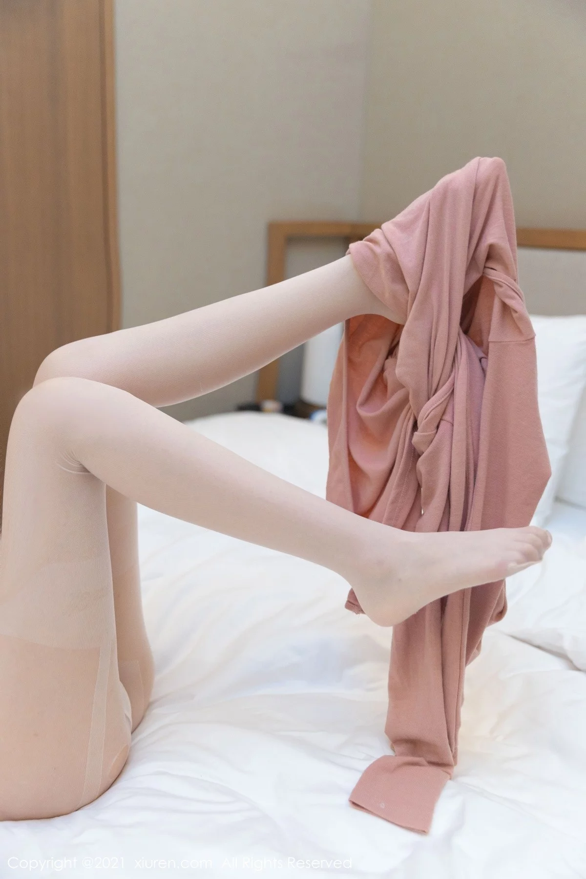 [[XiuRen秀人网]秀人网]No.4272_女神朱可儿Flora成都旅拍粉色服饰配肉丝裤袜秀丰满身材诱惑写真57P