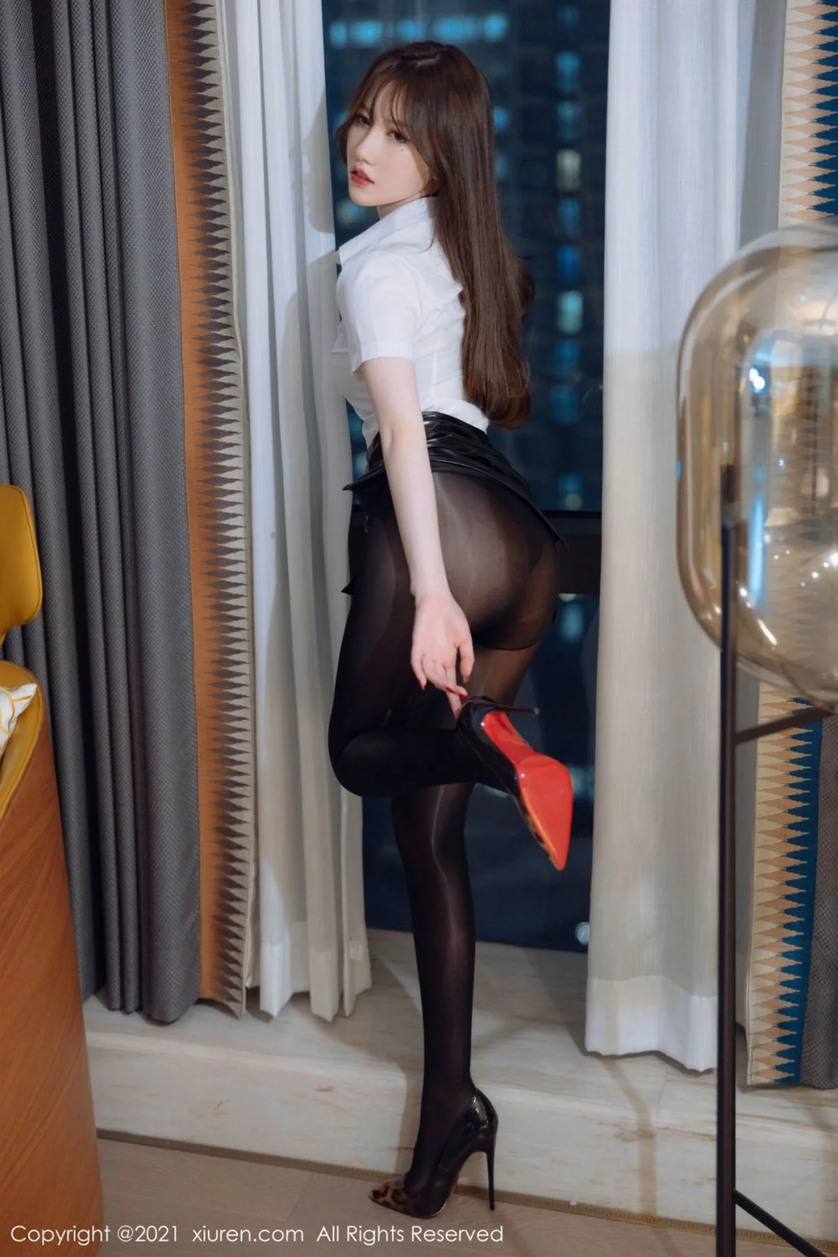 [[XiuRen秀人网]秀人网]No.4395_模特美桃酱脱白T黑色皮裙露精致黑色内衣秀完美身材诱惑写真50P