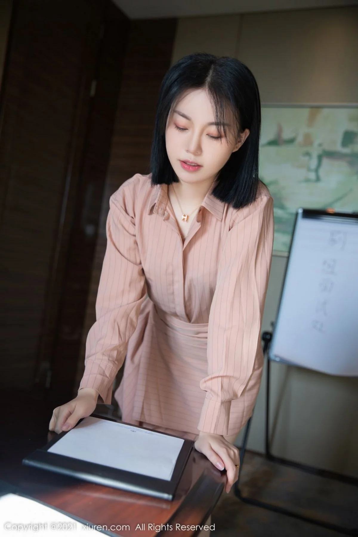 [[XiuRen秀人网]秀人网]No.4393_模特一颗甜蛋黄a脱粉色外衣露性感内衣无内肉丝惹火诱惑写真81P