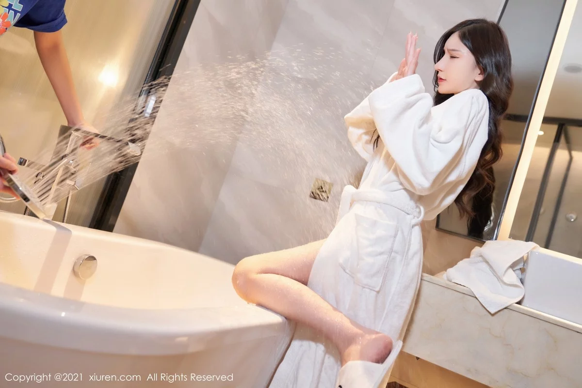 [[XiuRen秀人网]秀人网]No.4397_女神周于希Sally酒店浴室场景性感粉色睡衣半脱露豪乳诱惑写真75P