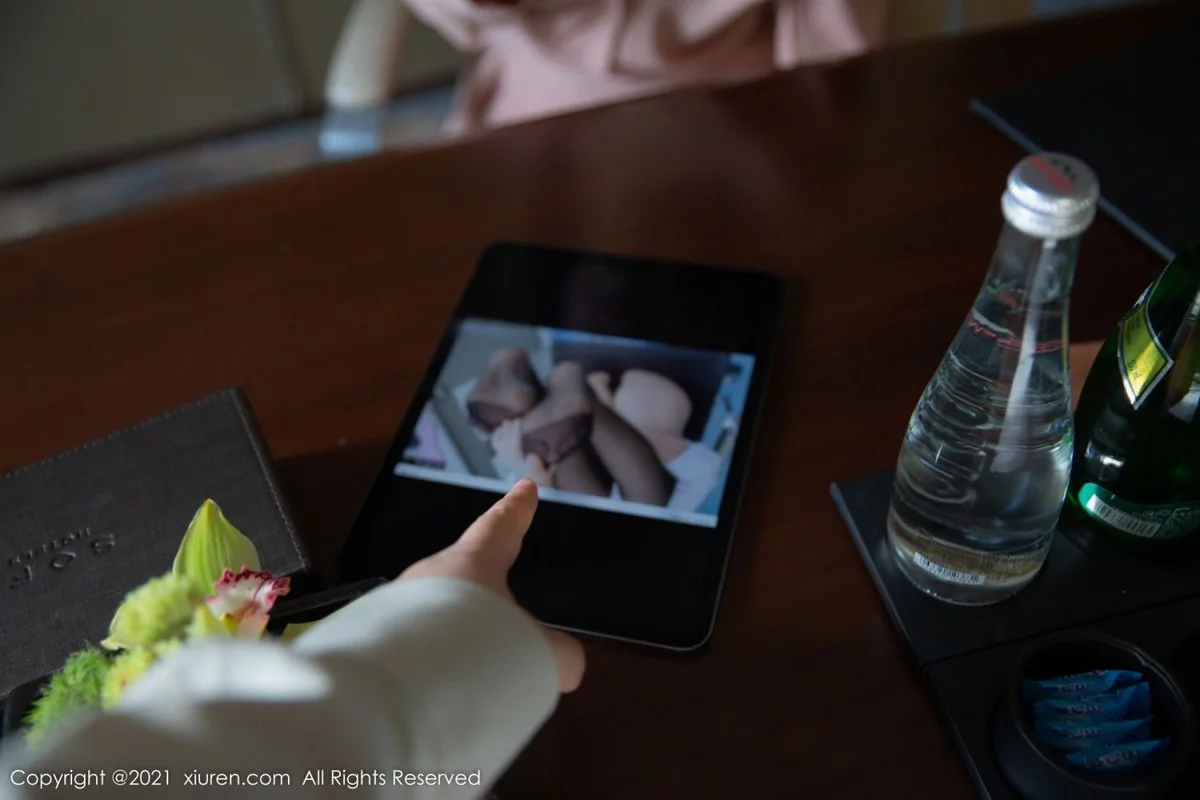 [[XiuRen秀人网]秀人网]No.4393_模特一颗甜蛋黄a脱粉色外衣露性感内衣无内肉丝惹火诱惑写真81P