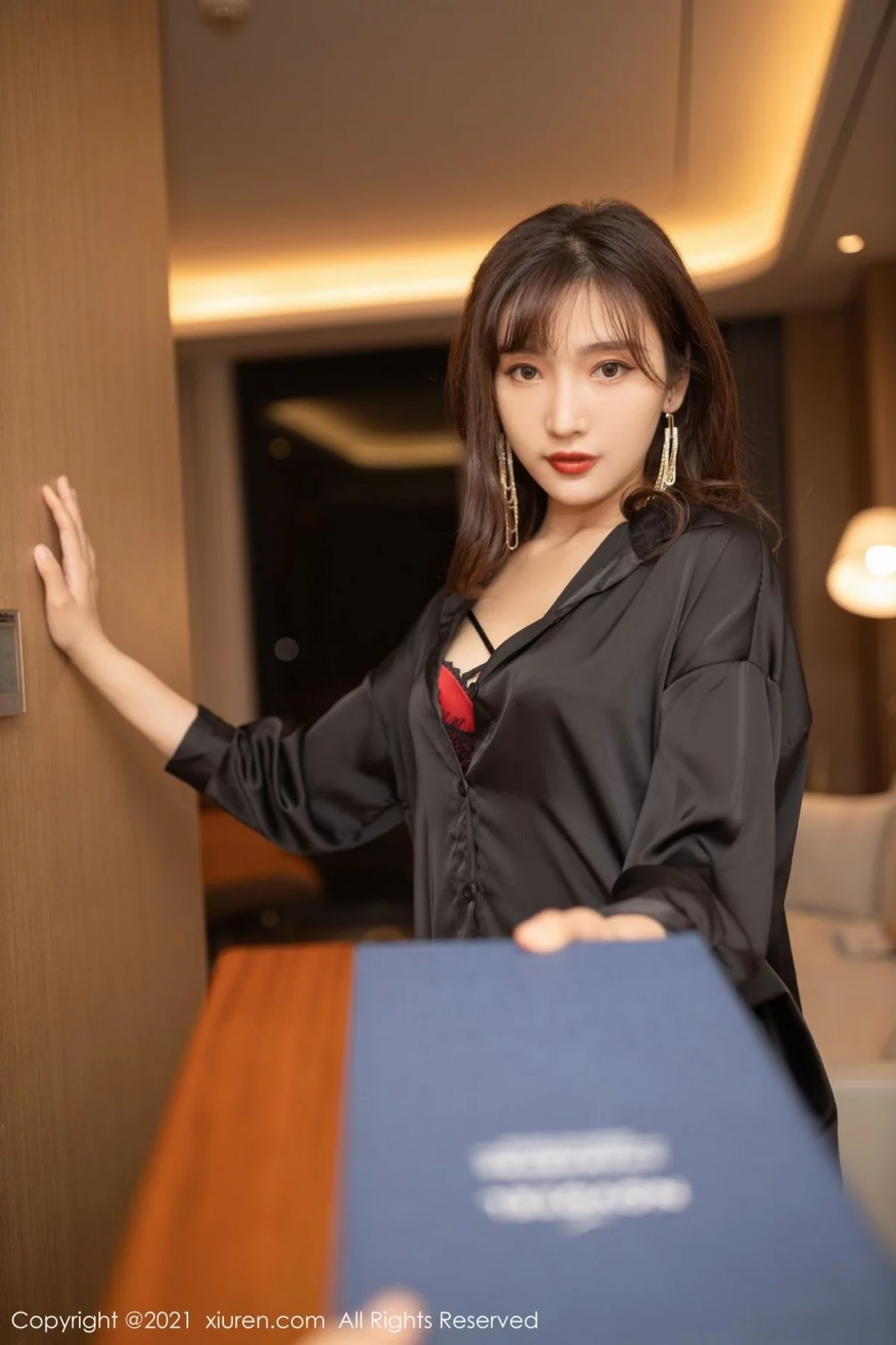 [[XiuRen秀人网]秀人网]No.4396_模特陆萱萱和同事出差主题私房床上黑色蕾丝内衣惹火诱惑写真87P