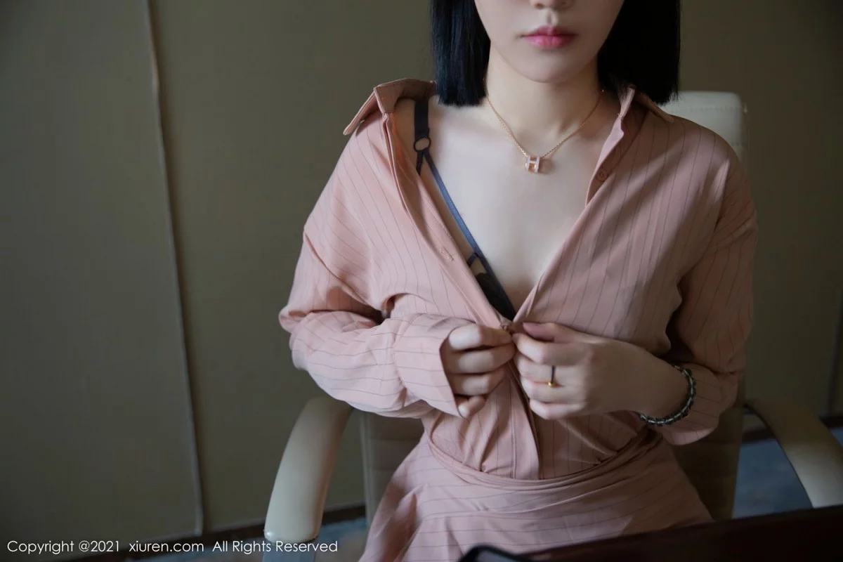 [[XiuRen秀人网]秀人网]No.4393_模特一颗甜蛋黄a脱粉色外衣露性感内衣无内肉丝惹火诱惑写真81P