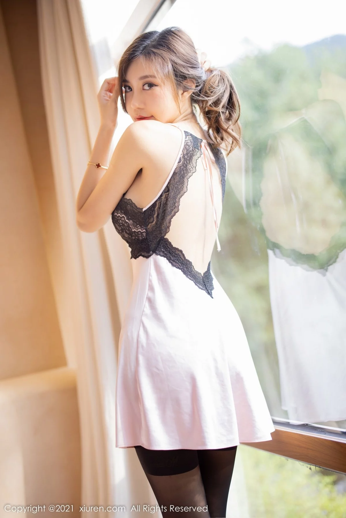[[XiuRen秀人网]秀人网]No.4398_女神绮里嘉ula床上脱粉色睡裙露黑色蕾丝内衣配黑丝吊袜诱惑写真44P