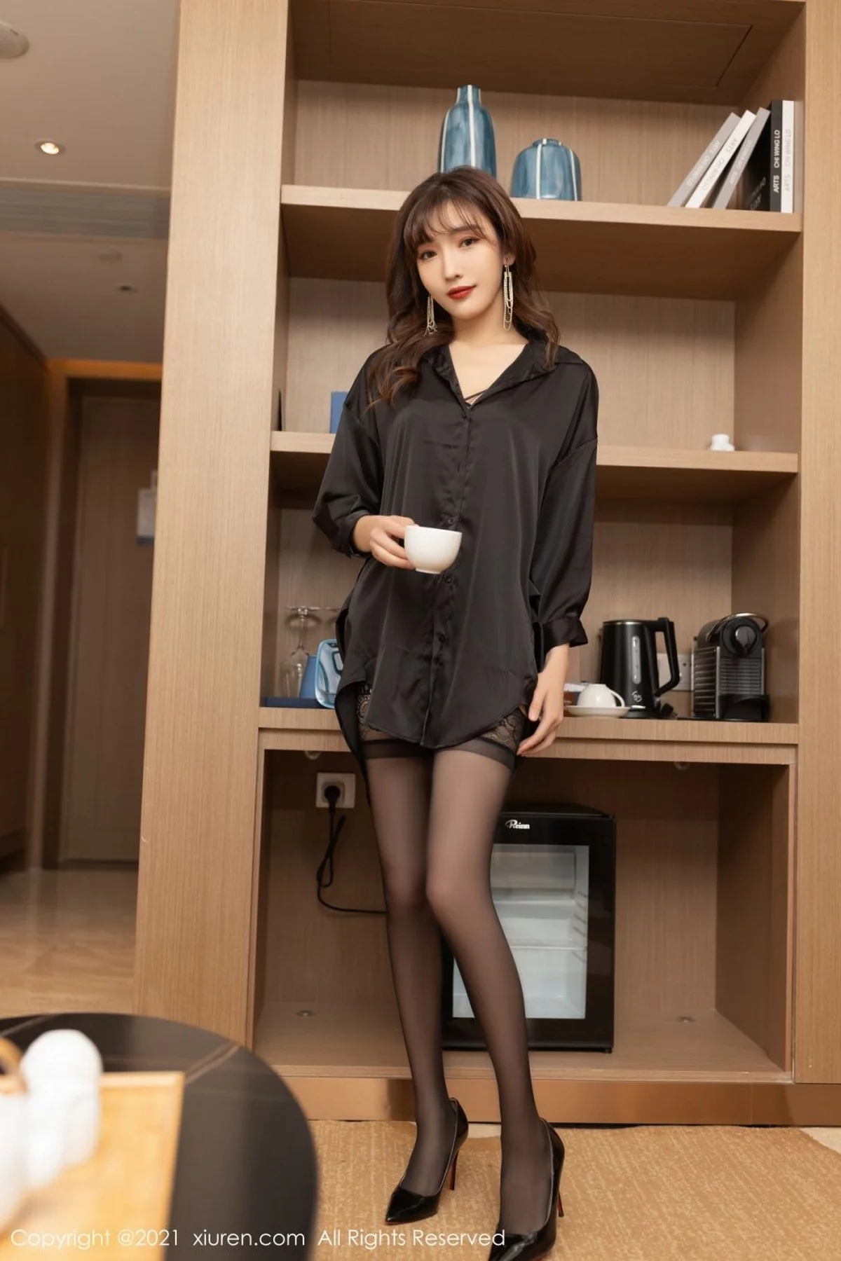 [[XiuRen秀人网]秀人网]No.4396_模特陆萱萱和同事出差主题私房床上黑色蕾丝内衣惹火诱惑写真87P