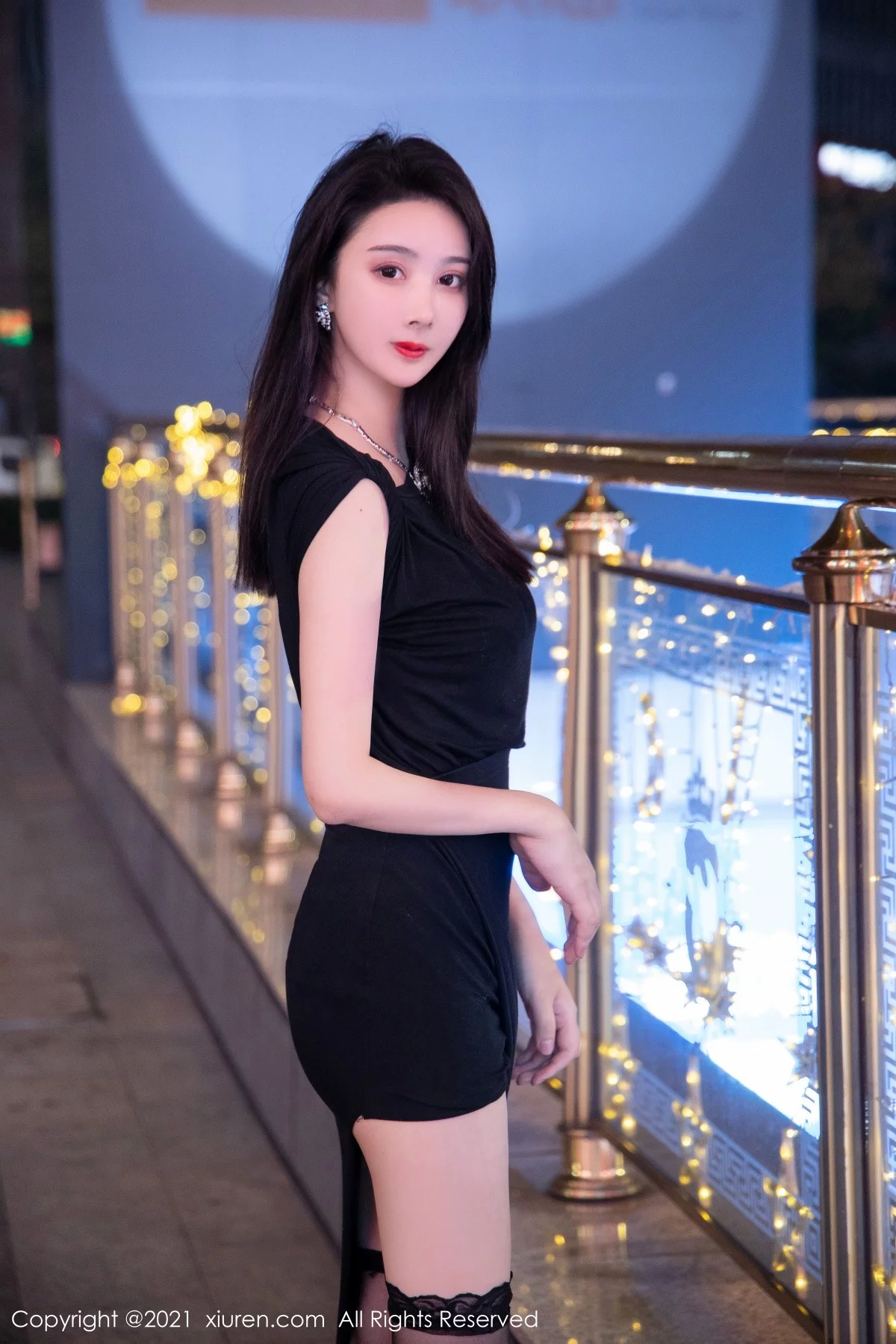 [[XiuRen秀人网]秀人网]No.4400_模特Summer宝宝脱黑色长裙露精致蕾丝内衣配黑丝袜魅惑写真60P