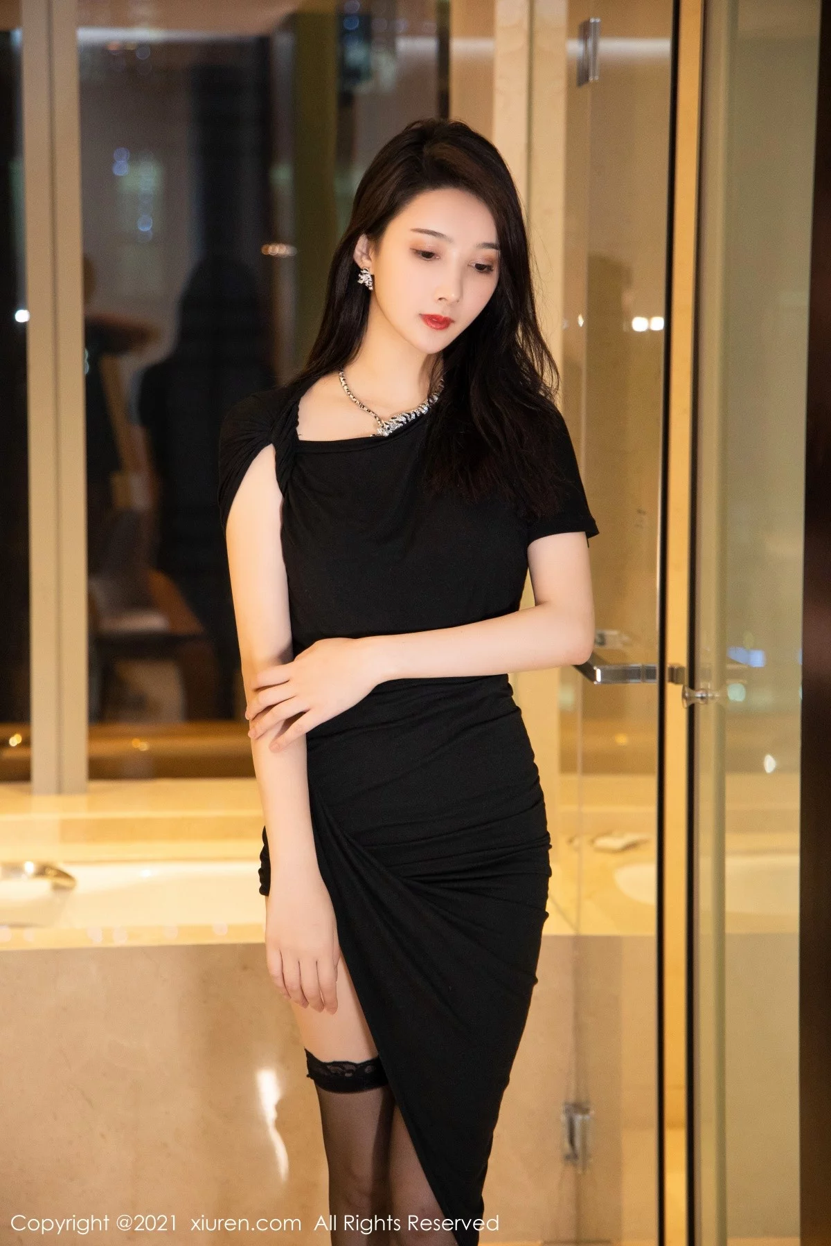 [[XiuRen秀人网]秀人网]No.4400_模特Summer宝宝脱黑色长裙露精致蕾丝内衣配黑丝袜魅惑写真60P