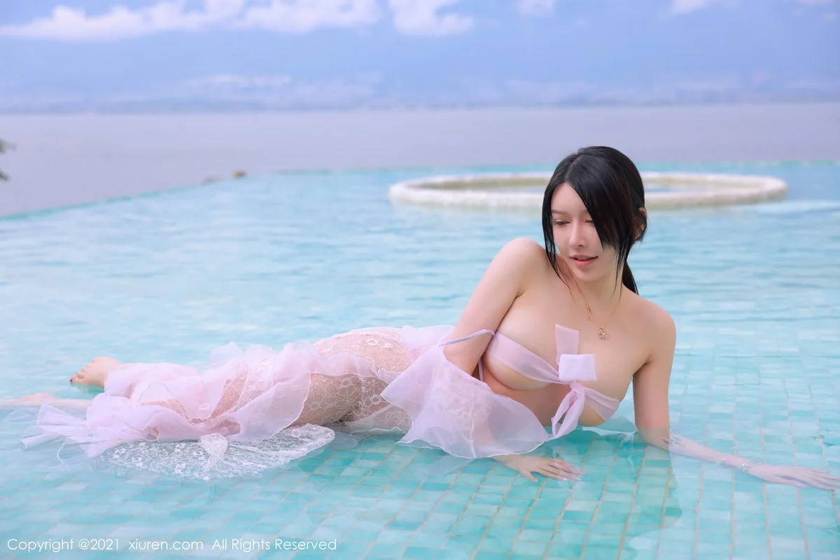 [[XiuRen秀人网]秀人网]No.4401_模特玉兔miki大理洱海旅拍粉色透明长裙秀火辣身材极致诱惑写真54P