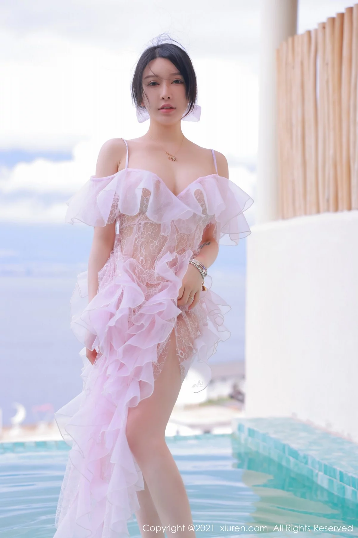 [[XiuRen秀人网]秀人网]No.4401_模特玉兔miki大理洱海旅拍粉色透明长裙秀火辣身材极致诱惑写真54P