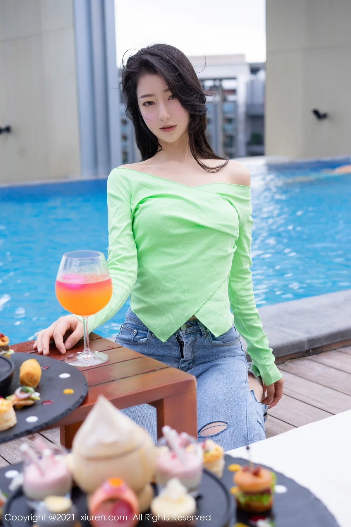 [[XiuRen秀人网]秀人网]No.4403_模特熊小诺三亚旅拍绿色上衣配牛仔裤半脱秀完美身材诱惑写真73P