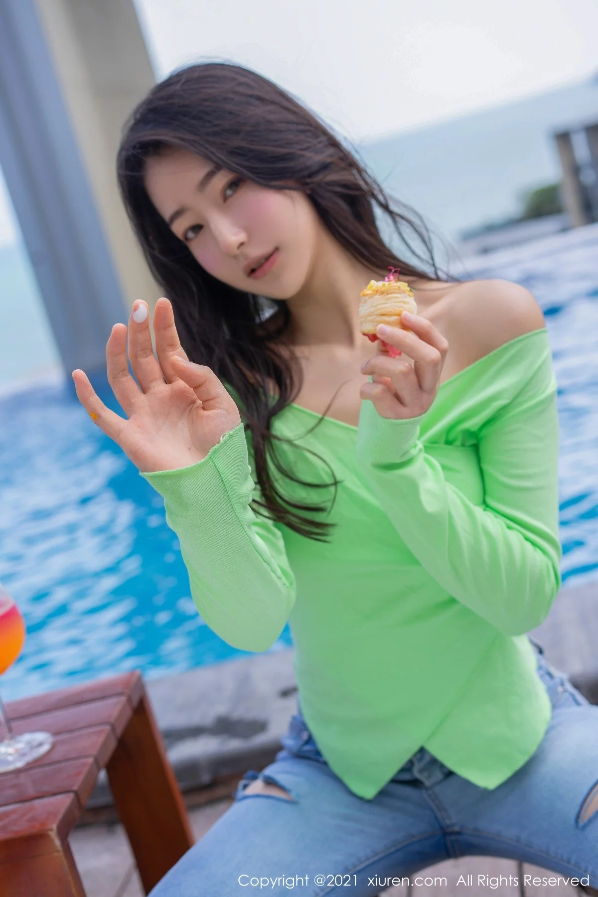 [[XiuRen秀人网]秀人网]No.4403_模特熊小诺三亚旅拍绿色上衣配牛仔裤半脱秀完美身材诱惑写真73P