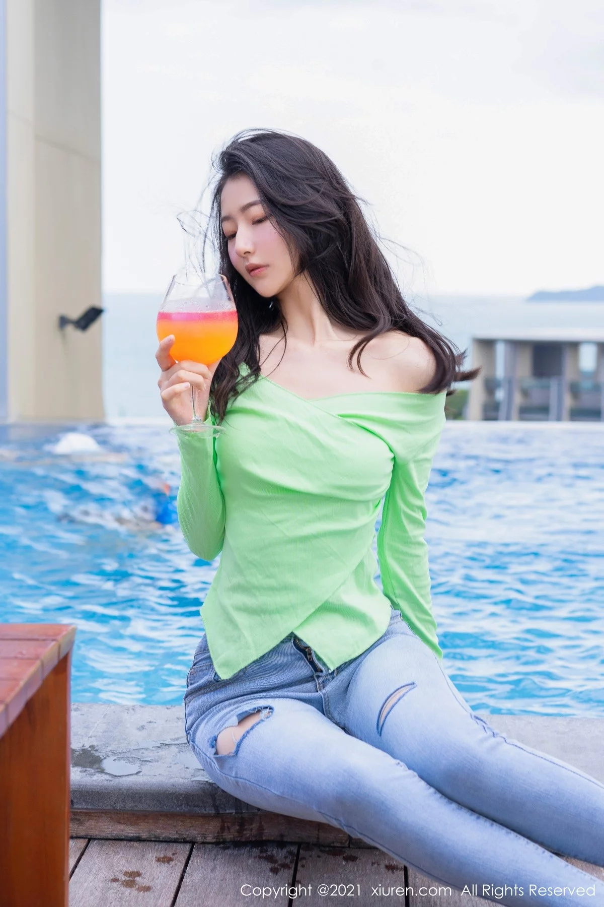 [[XiuRen秀人网]秀人网]No.4403_模特熊小诺三亚旅拍绿色上衣配牛仔裤半脱秀完美身材诱惑写真73P