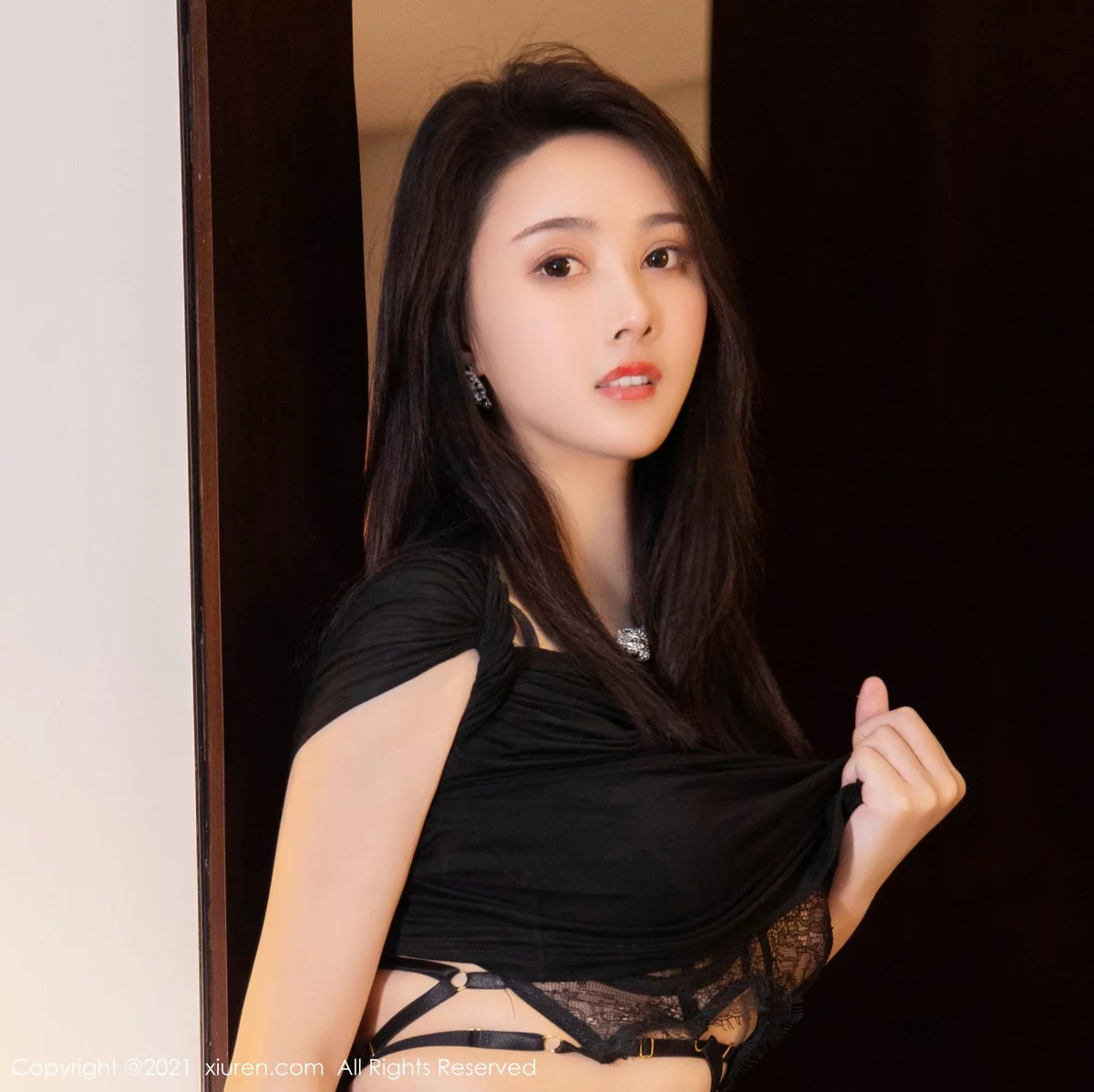 [[XiuRen秀人网]秀人网]No.4400_模特Summer宝宝脱黑色长裙露精致蕾丝内衣配黑丝袜魅惑写真60P