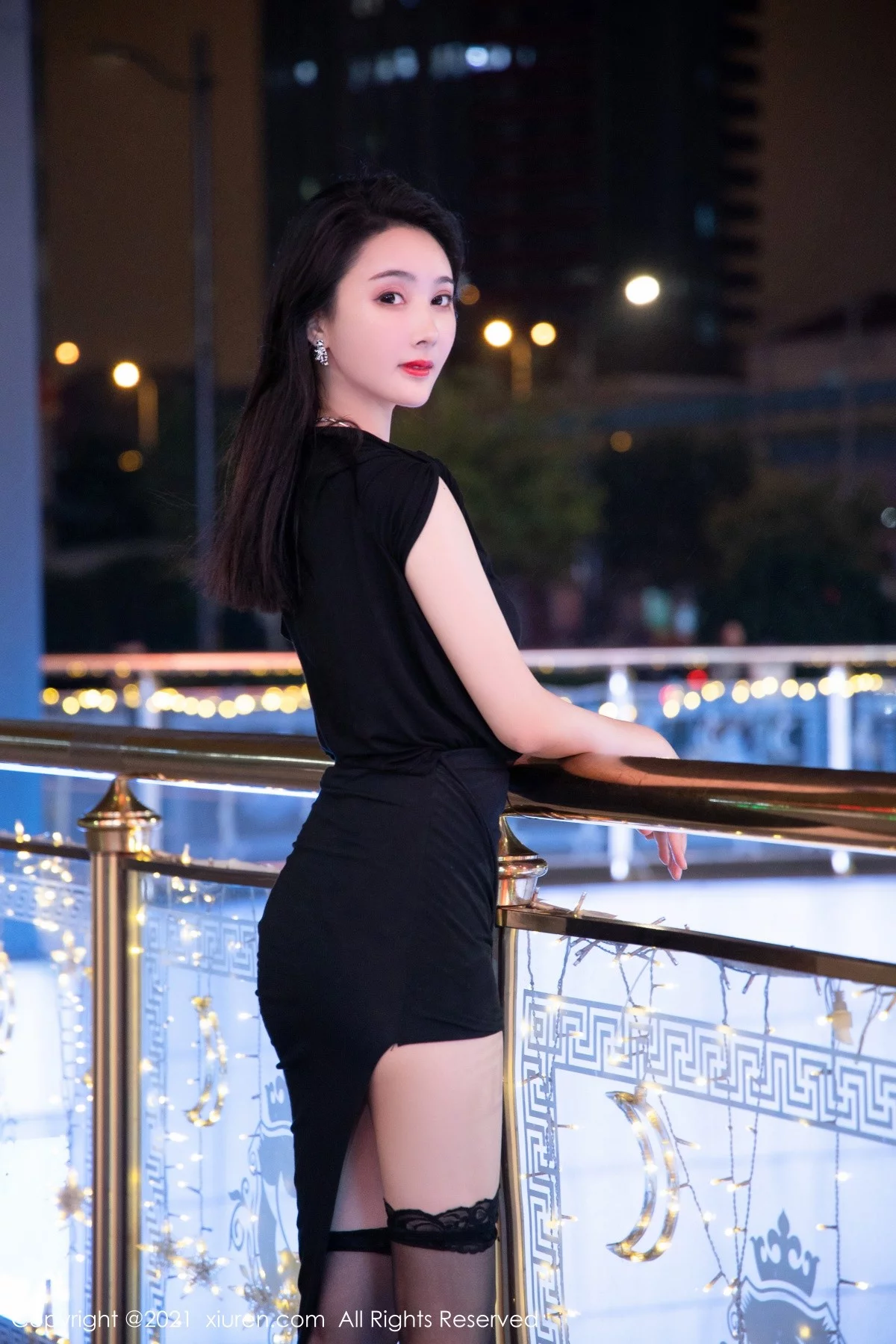 [[XiuRen秀人网]秀人网]No.4400_模特Summer宝宝脱黑色长裙露精致蕾丝内衣配黑丝袜魅惑写真60P