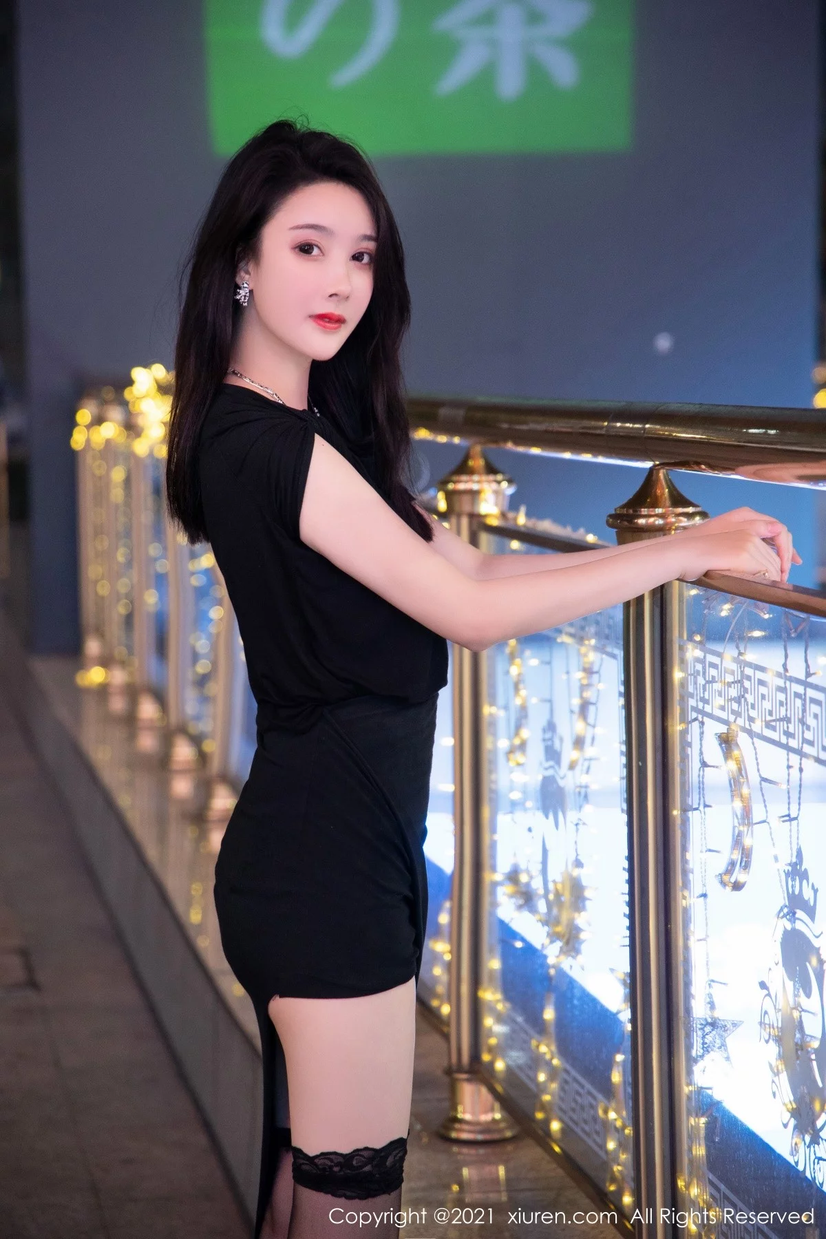 [[XiuRen秀人网]秀人网]No.4400_模特Summer宝宝脱黑色长裙露精致蕾丝内衣配黑丝袜魅惑写真60P