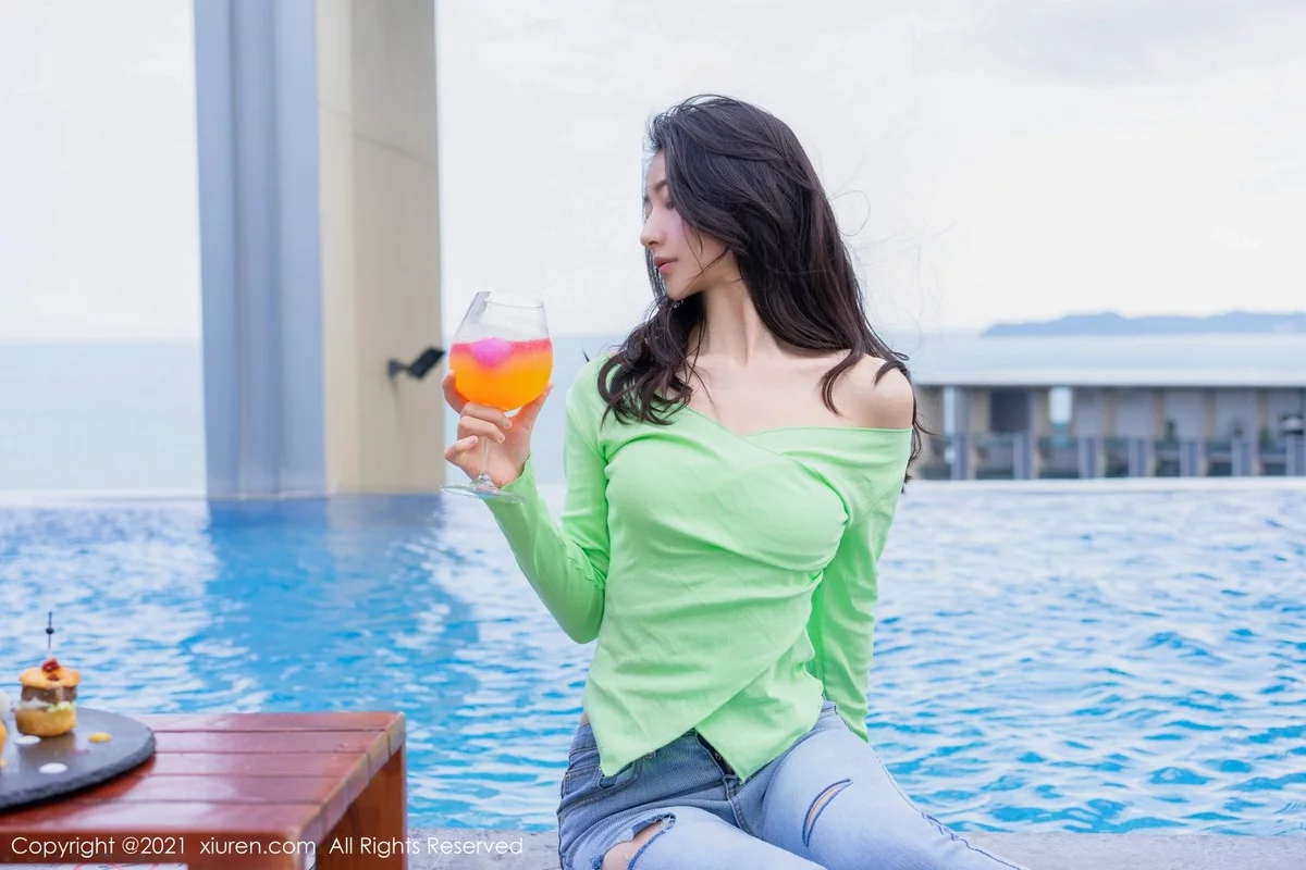 [[XiuRen秀人网]秀人网]No.4403_模特熊小诺三亚旅拍绿色上衣配牛仔裤半脱秀完美身材诱惑写真73P