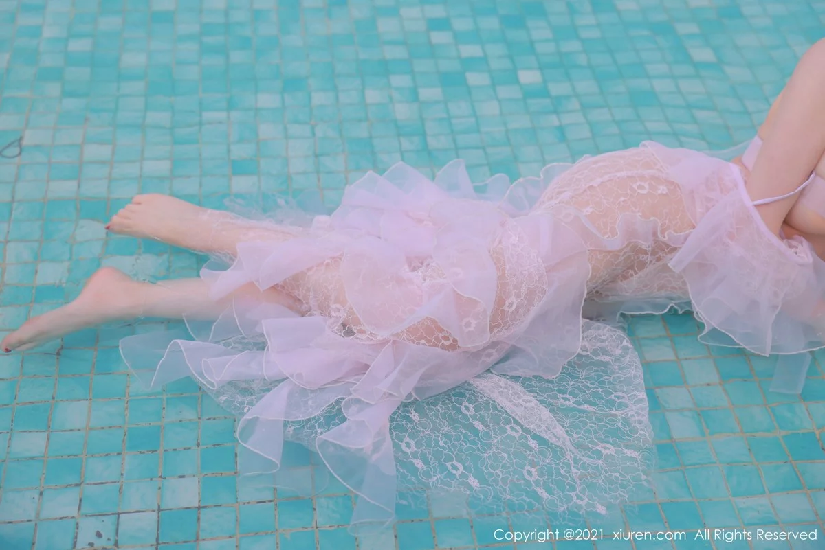 [[XiuRen秀人网]秀人网]No.4401_模特玉兔miki大理洱海旅拍粉色透明长裙秀火辣身材极致诱惑写真54P