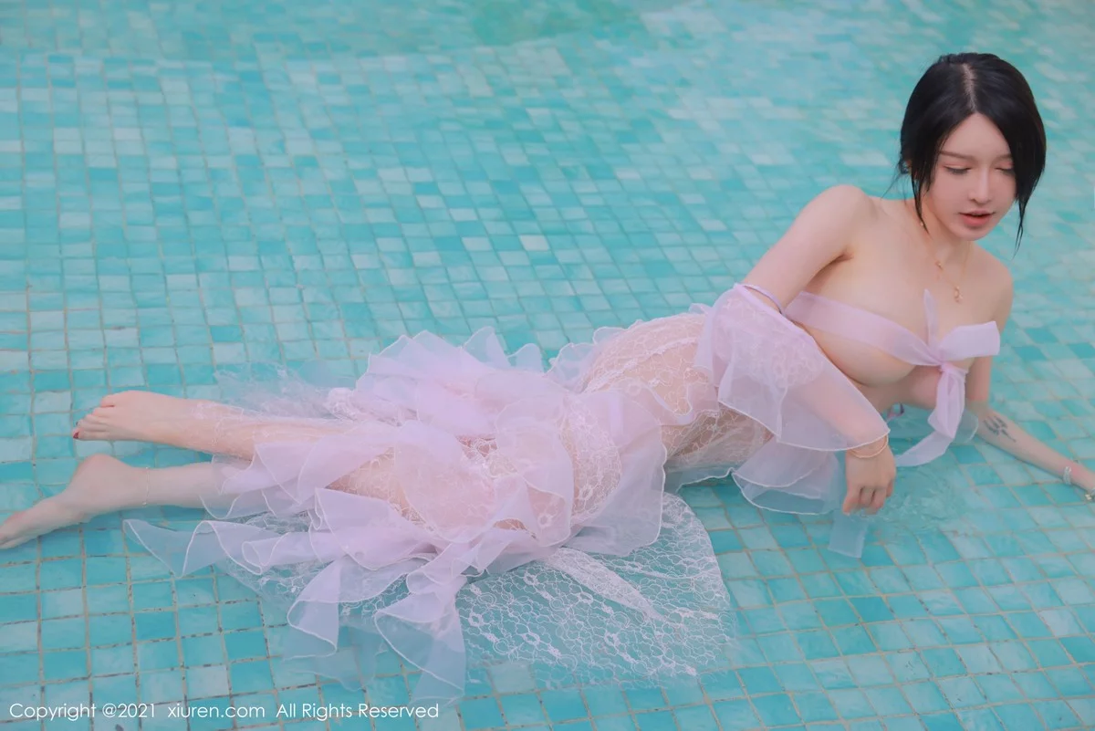[[XiuRen秀人网]秀人网]No.4401_模特玉兔miki大理洱海旅拍粉色透明长裙秀火辣身材极致诱惑写真54P