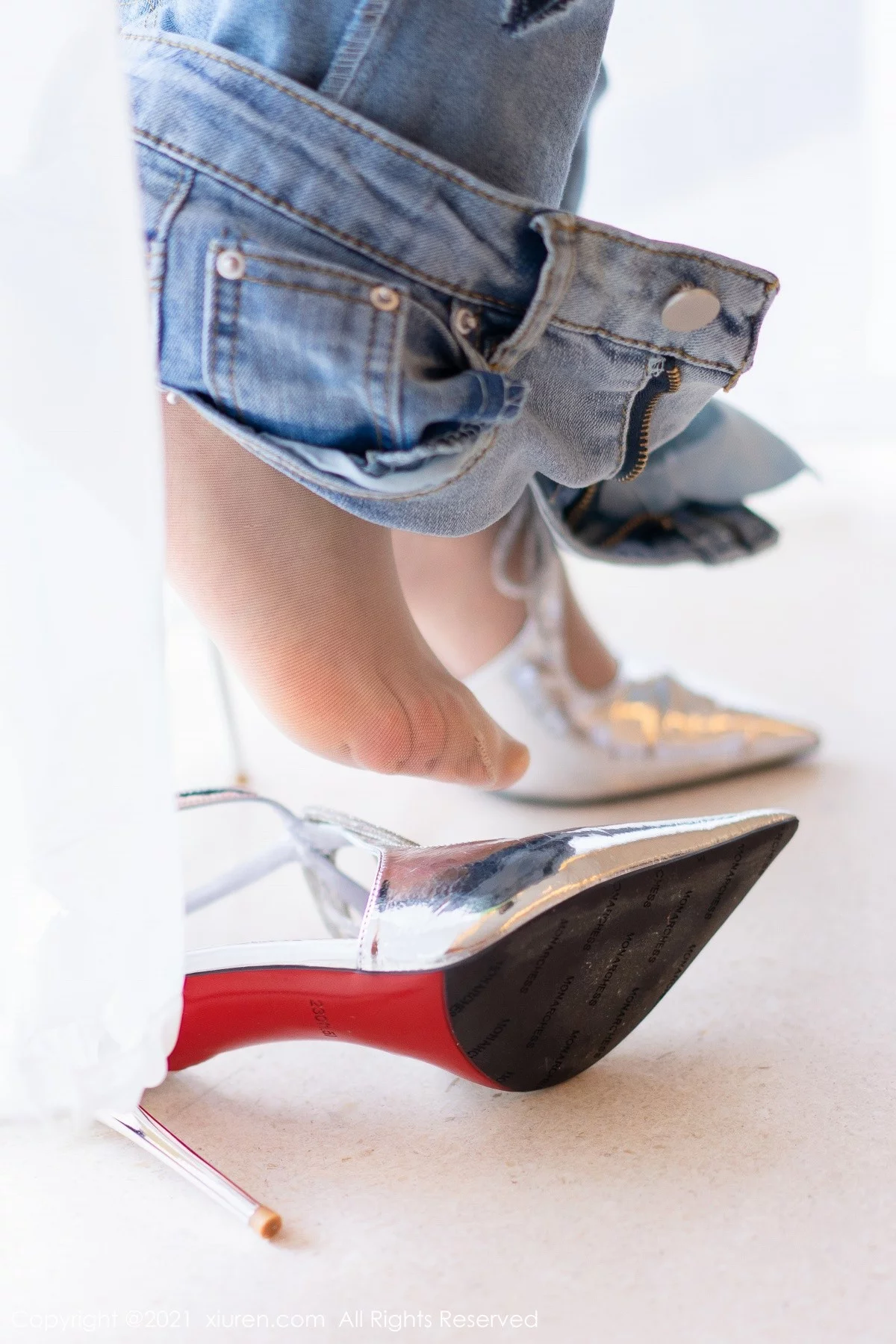 [[XiuRen秀人网]秀人网]No.4403_模特熊小诺三亚旅拍绿色上衣配牛仔裤半脱秀完美身材诱惑写真73P