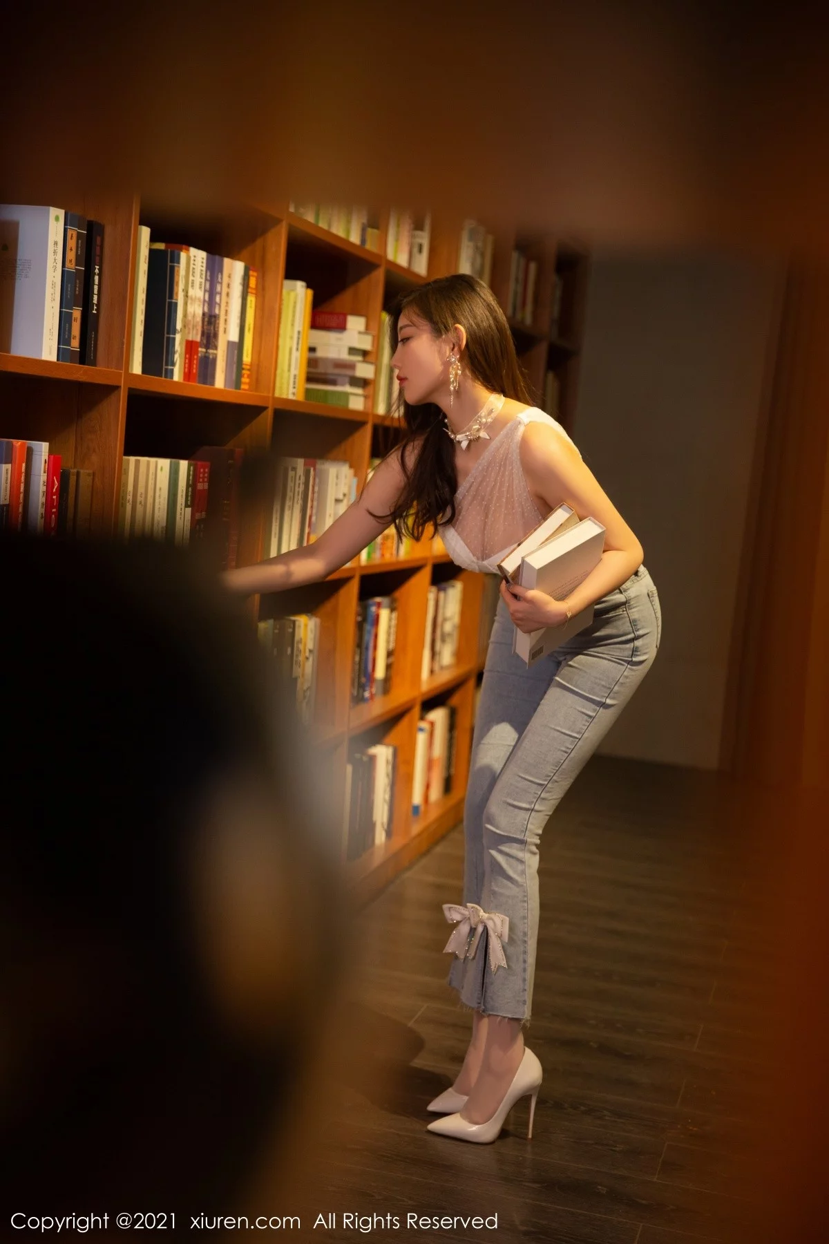 [[XiuRen秀人网]秀人网]No.4404_女神杨晨晨图书馆偷窥主题半裸上身配无内肉丝火辣诱惑写真79P