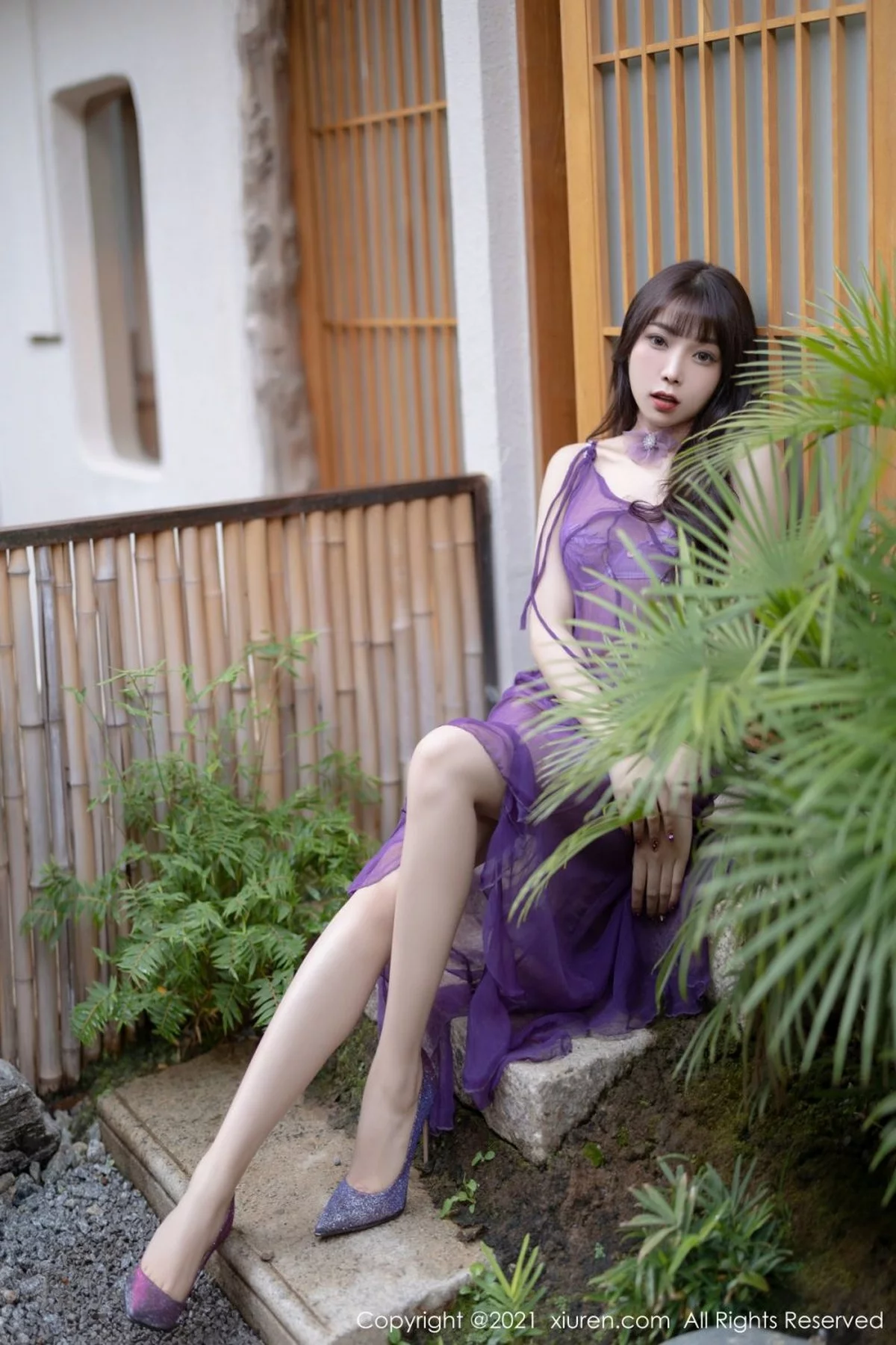 [[XiuRen秀人网]秀人网]No.4410_女神芝芝Booty私房床上脱紫色轻纱长裙露蕾丝内衣迷人诱惑写真78P