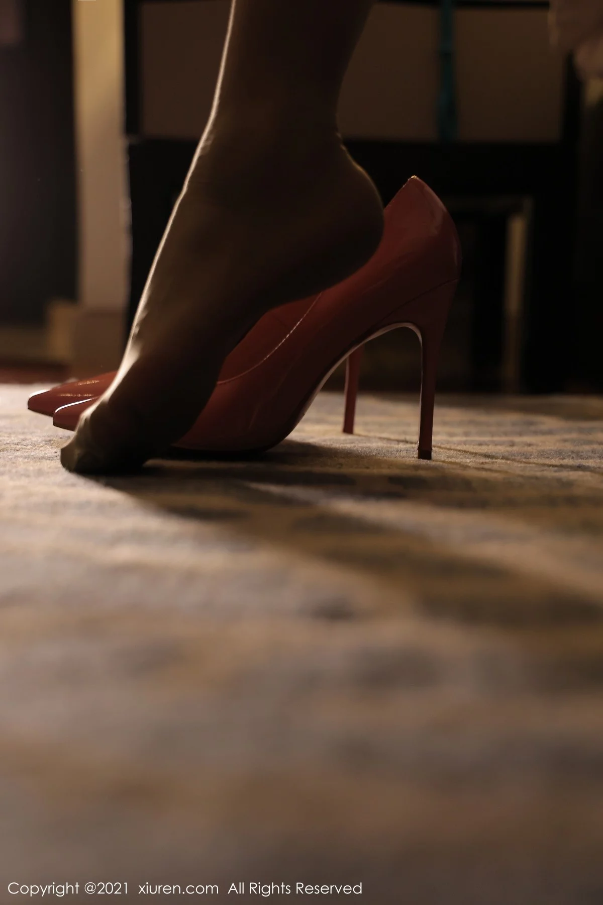 [[XiuRen秀人网]秀人网]No.4408_模特诗诗kiki黑色轻透上衣配红色情趣内裤秀惹火身材诱惑写真63P