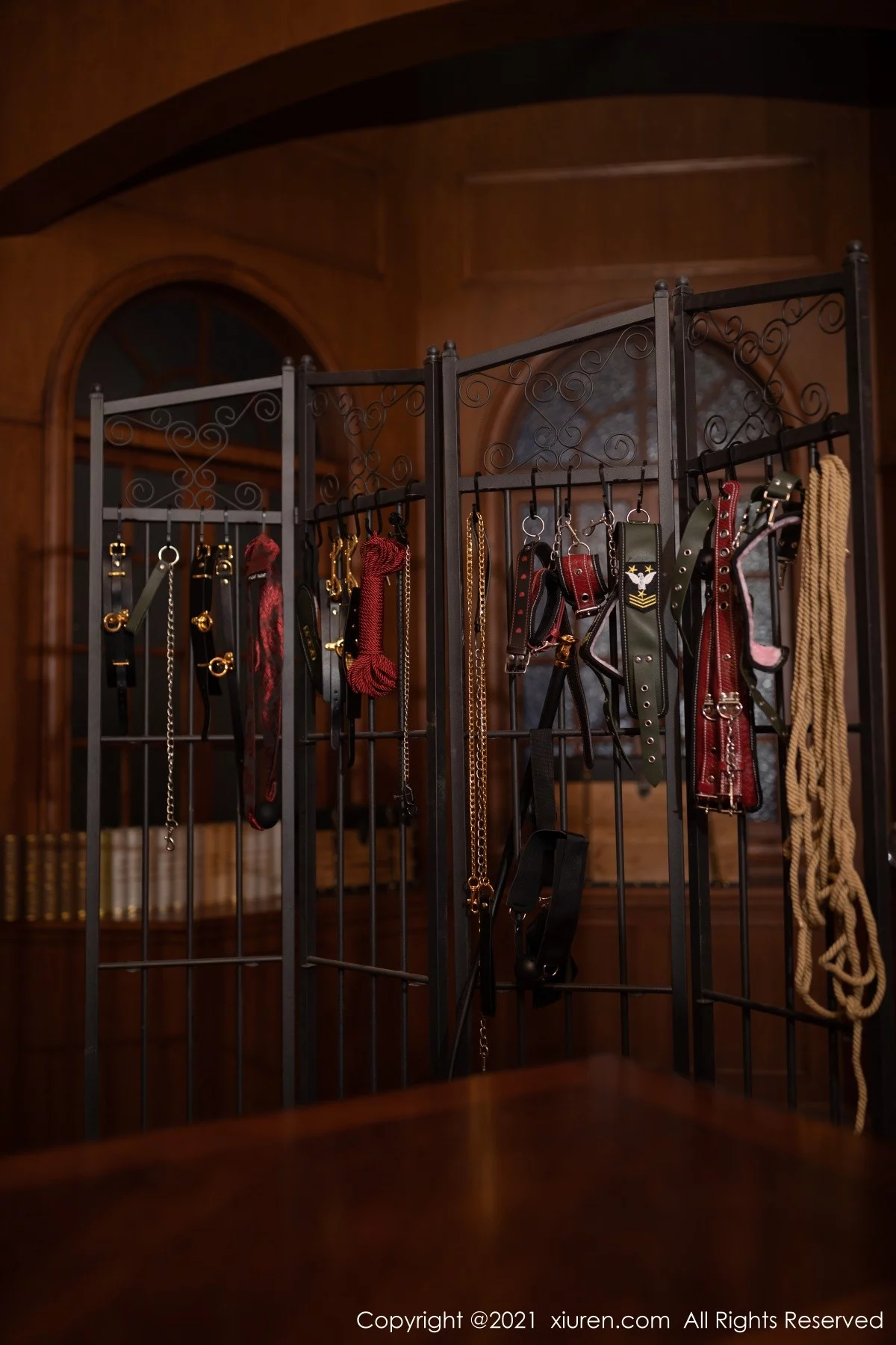 [[XiuRen秀人网]秀人网]No.4414_模特鱼子酱Fish江浙沪旅拍女王角色主题皮质情趣制服诱惑写真85P