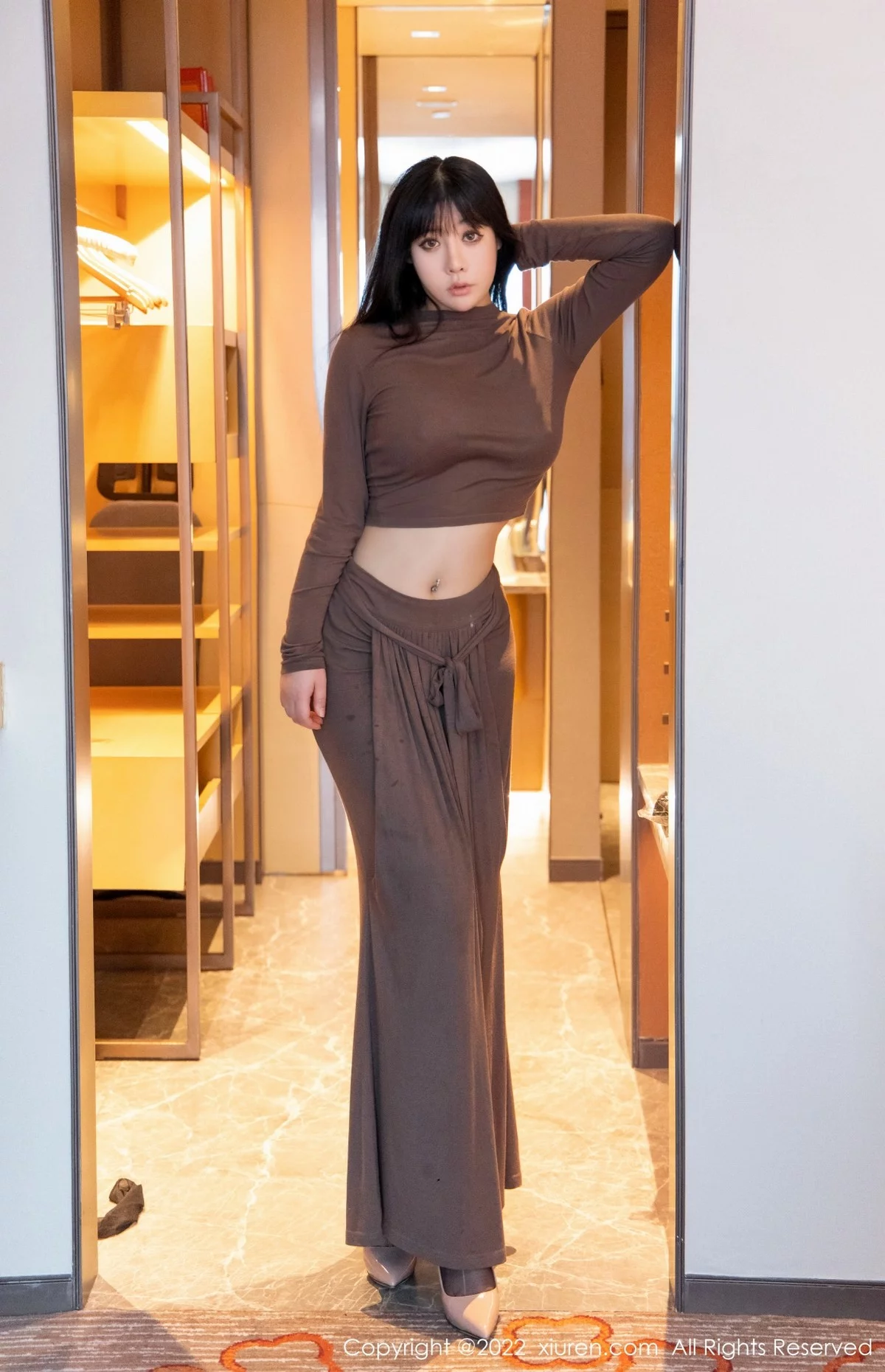 [[XiuRen秀人网]秀人网]No.4418_模特徐媛媛私房脱咖啡色长裙露开档无内黑丝裤袜惹火诱惑写真42P