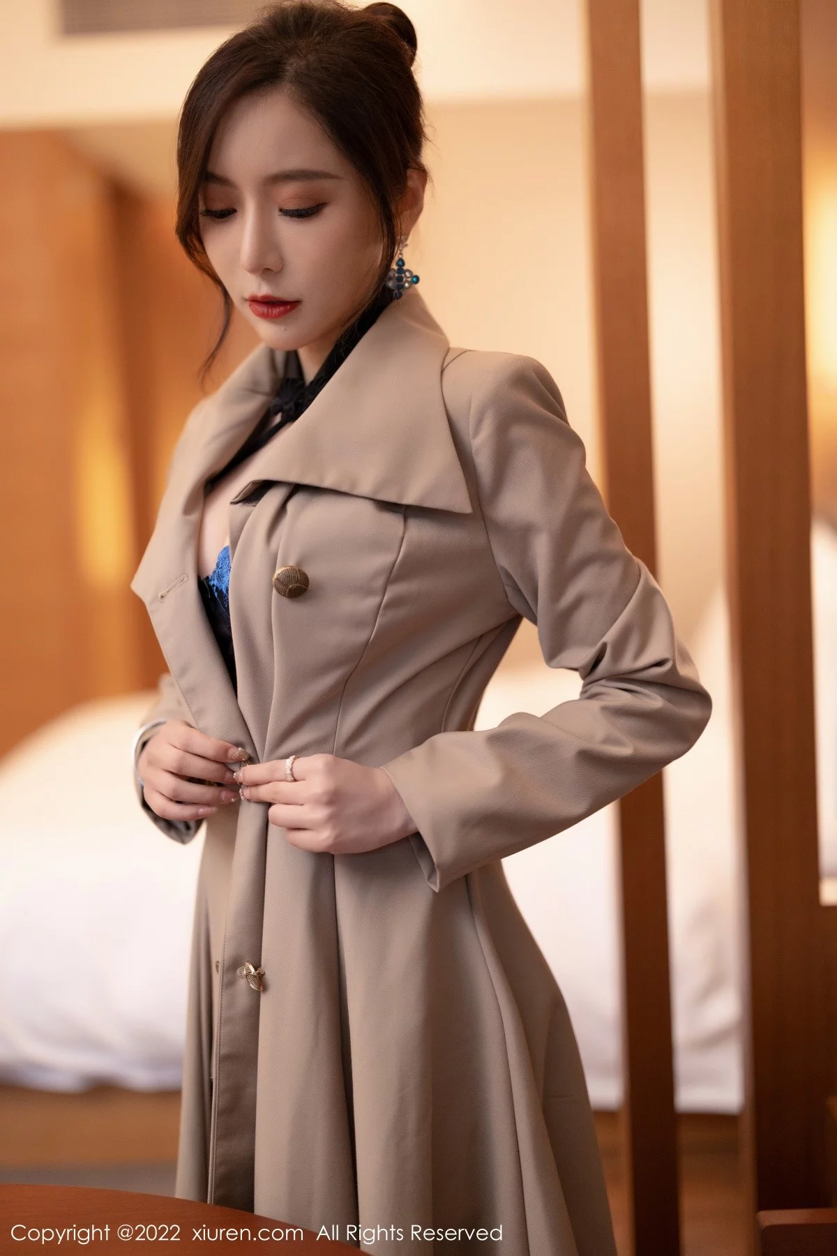 [[XiuRen秀人网]秀人网]No.4417_女神王馨瑶yanni半脱风衣露黑色轻透内衣秀惹火身材诱惑写真94P