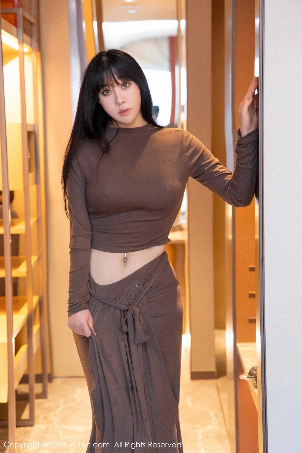 [[XiuRen秀人网]秀人网]No.4418_模特徐媛媛私房脱咖啡色长裙露开档无内黑丝裤袜惹火诱惑写真42P