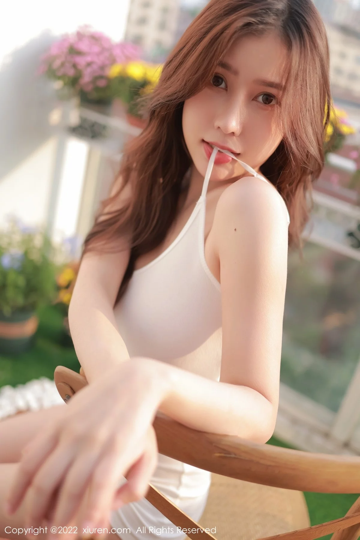 [[XiuRen秀人网]秀人网]No.4419_模特尹甜甜户外阳光下白色轻透上衣配性感内裤秀翘臀诱惑写真72P