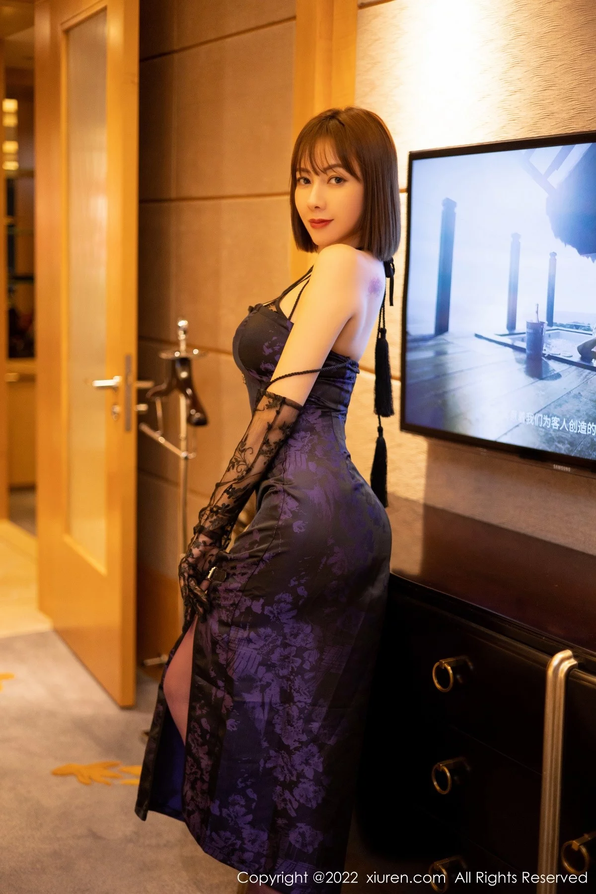 [[XiuRen秀人网]秀人网]No.4422_御姐果儿Victoria青海旅拍脱黑色长裙真空露豪乳遮点诱惑写真41P