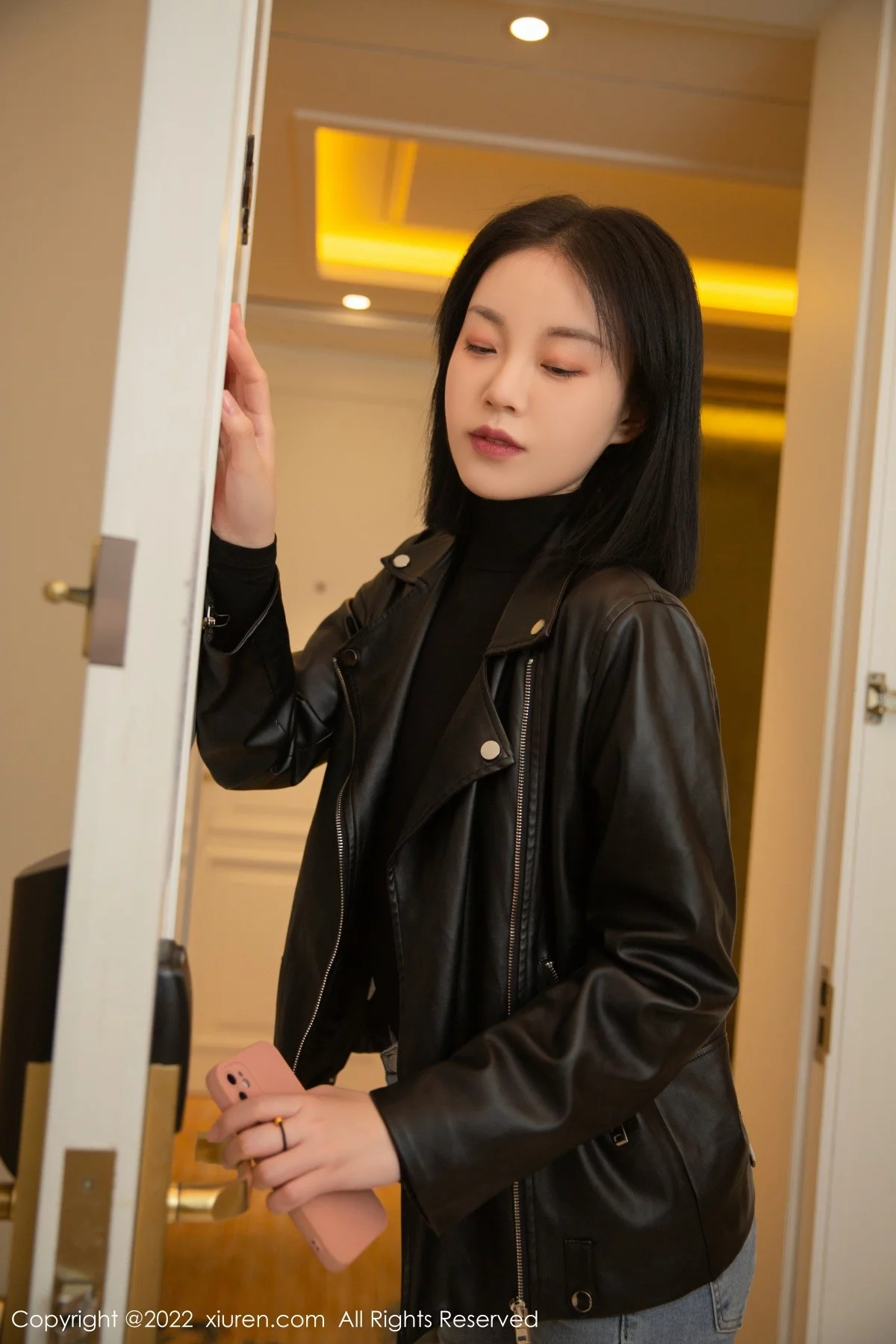 [[XiuRen秀人网]秀人网]No.4423_模特一颗甜蛋黄a私房脱牛仔裤露无内开档黑丝秀翘臀诱惑写真74P