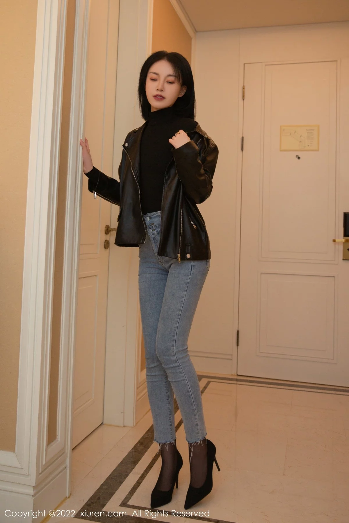 [[XiuRen秀人网]秀人网]No.4423_模特一颗甜蛋黄a私房脱牛仔裤露无内开档黑丝秀翘臀诱惑写真74P