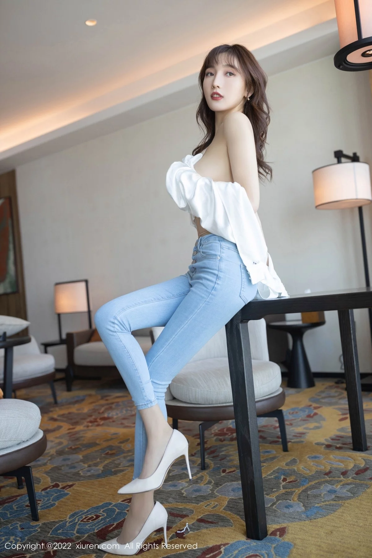 [[XiuRen秀人网]秀人网]No.4425_模特陆萱萱简约白T配牛仔裤半脱露开档肉丝撩人姿势诱惑写真89P