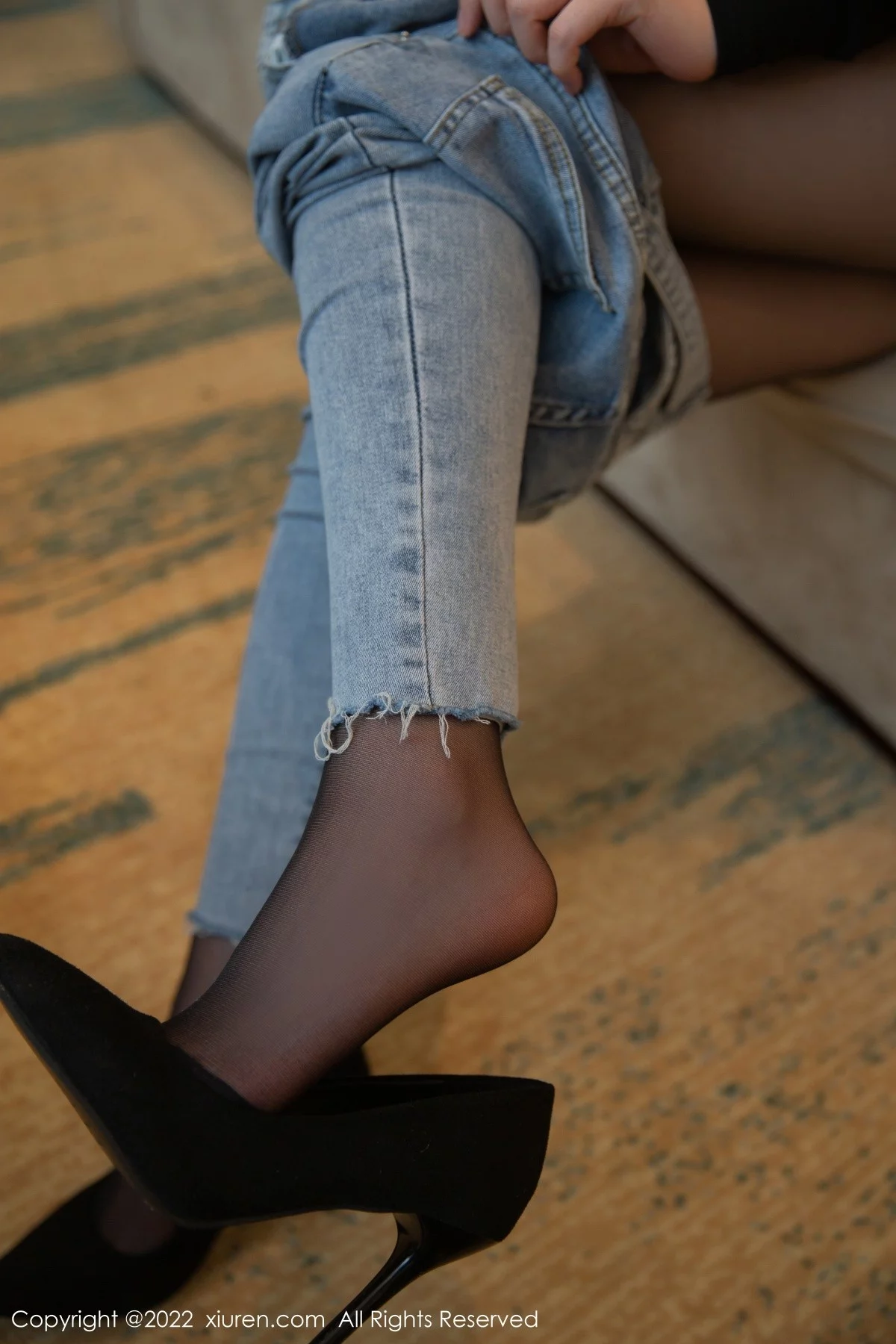 [[XiuRen秀人网]秀人网]No.4423_模特一颗甜蛋黄a私房脱牛仔裤露无内开档黑丝秀翘臀诱惑写真74P