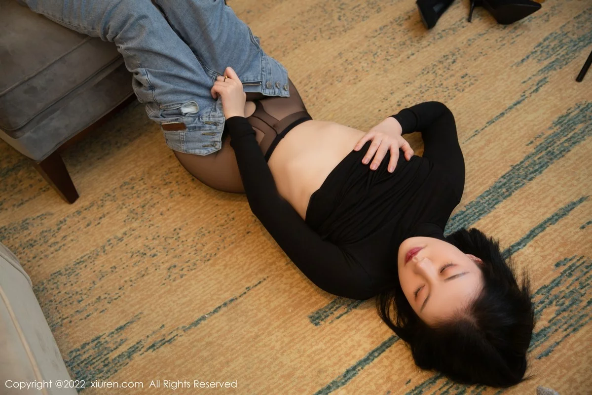 [[XiuRen秀人网]秀人网]No.4423_模特一颗甜蛋黄a私房脱牛仔裤露无内开档黑丝秀翘臀诱惑写真74P