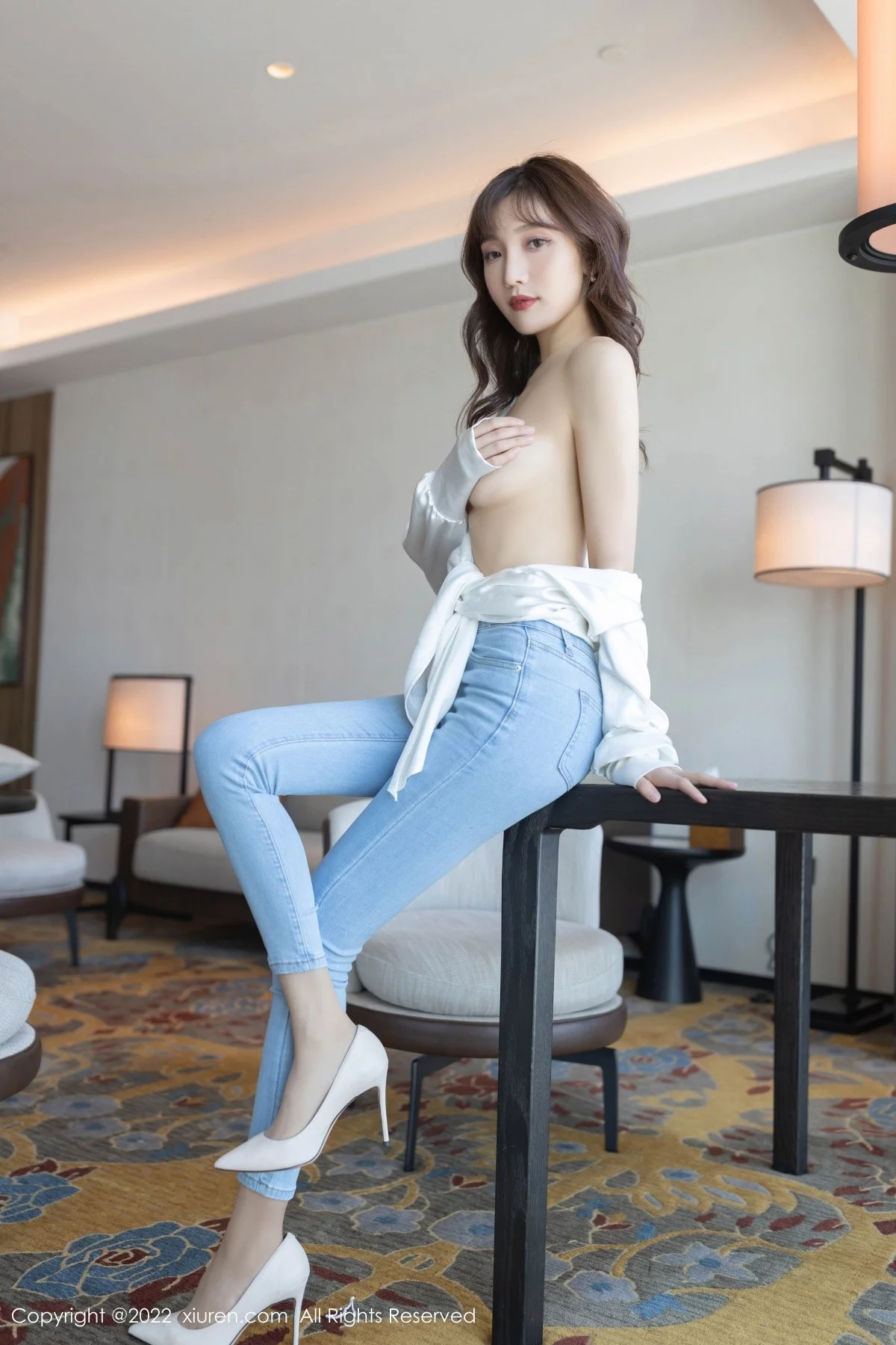 [[XiuRen秀人网]秀人网]No.4425_模特陆萱萱简约白T配牛仔裤半脱露开档肉丝撩人姿势诱惑写真89P