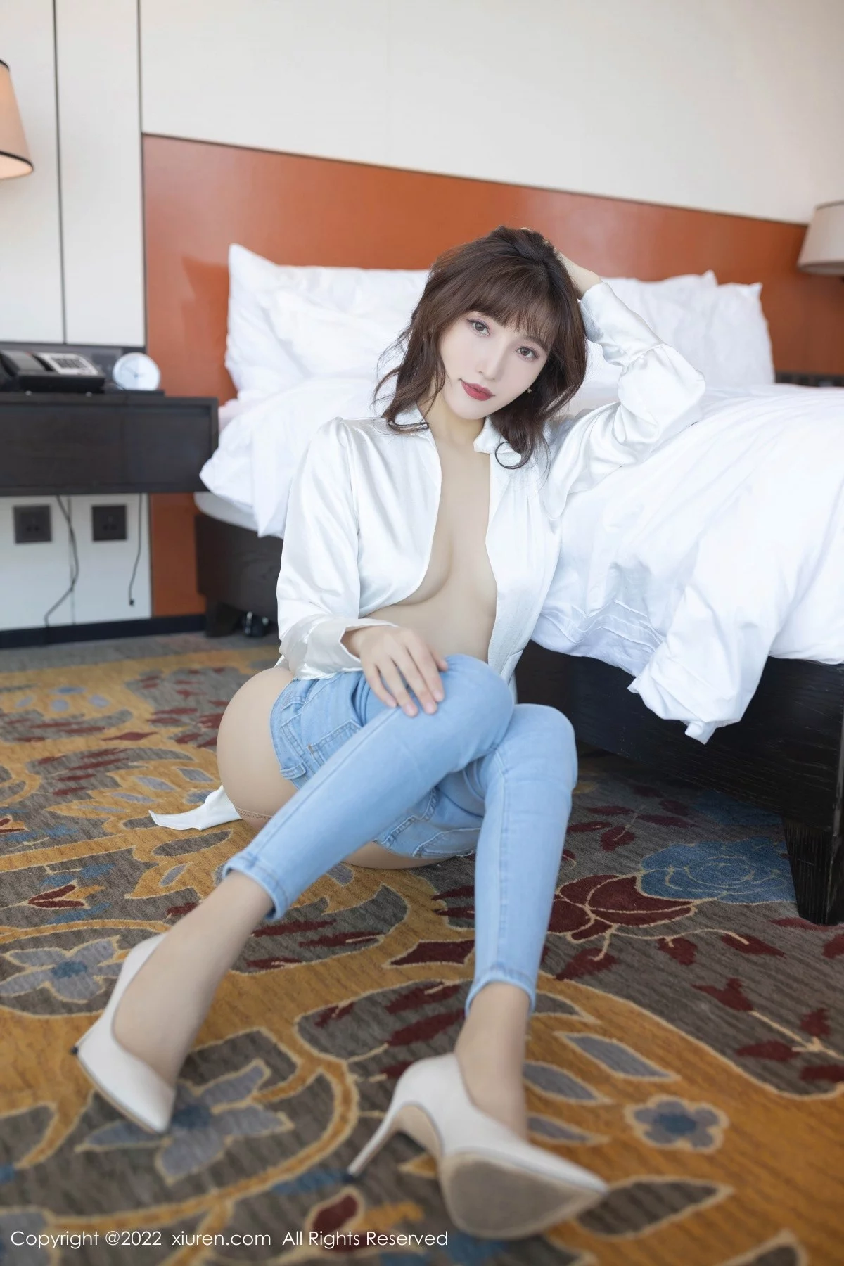 [[XiuRen秀人网]秀人网]No.4425_模特陆萱萱简约白T配牛仔裤半脱露开档肉丝撩人姿势诱惑写真89P